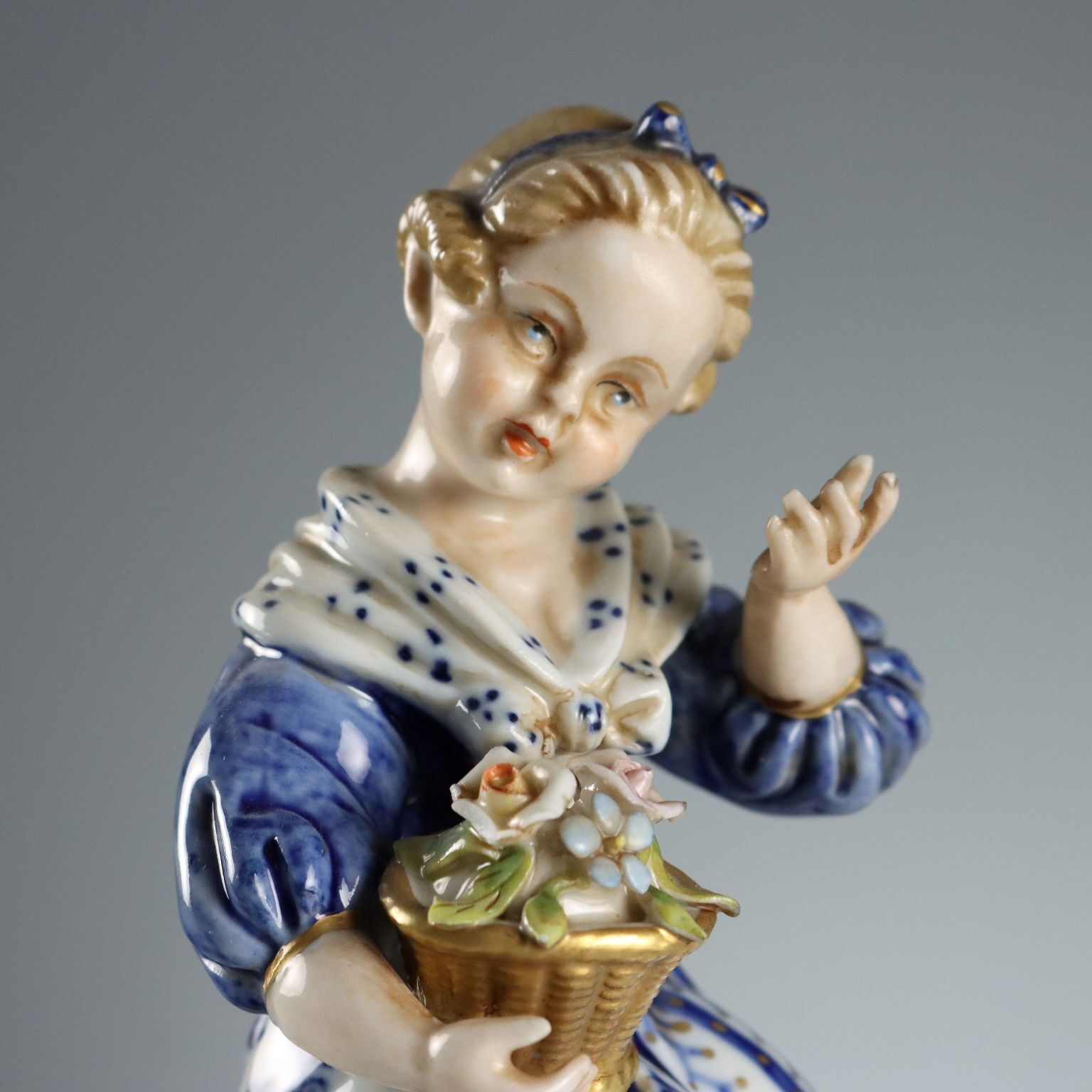 Antieke beeldjes Capodimonte porselein Italië 20e eeuw photo for sale