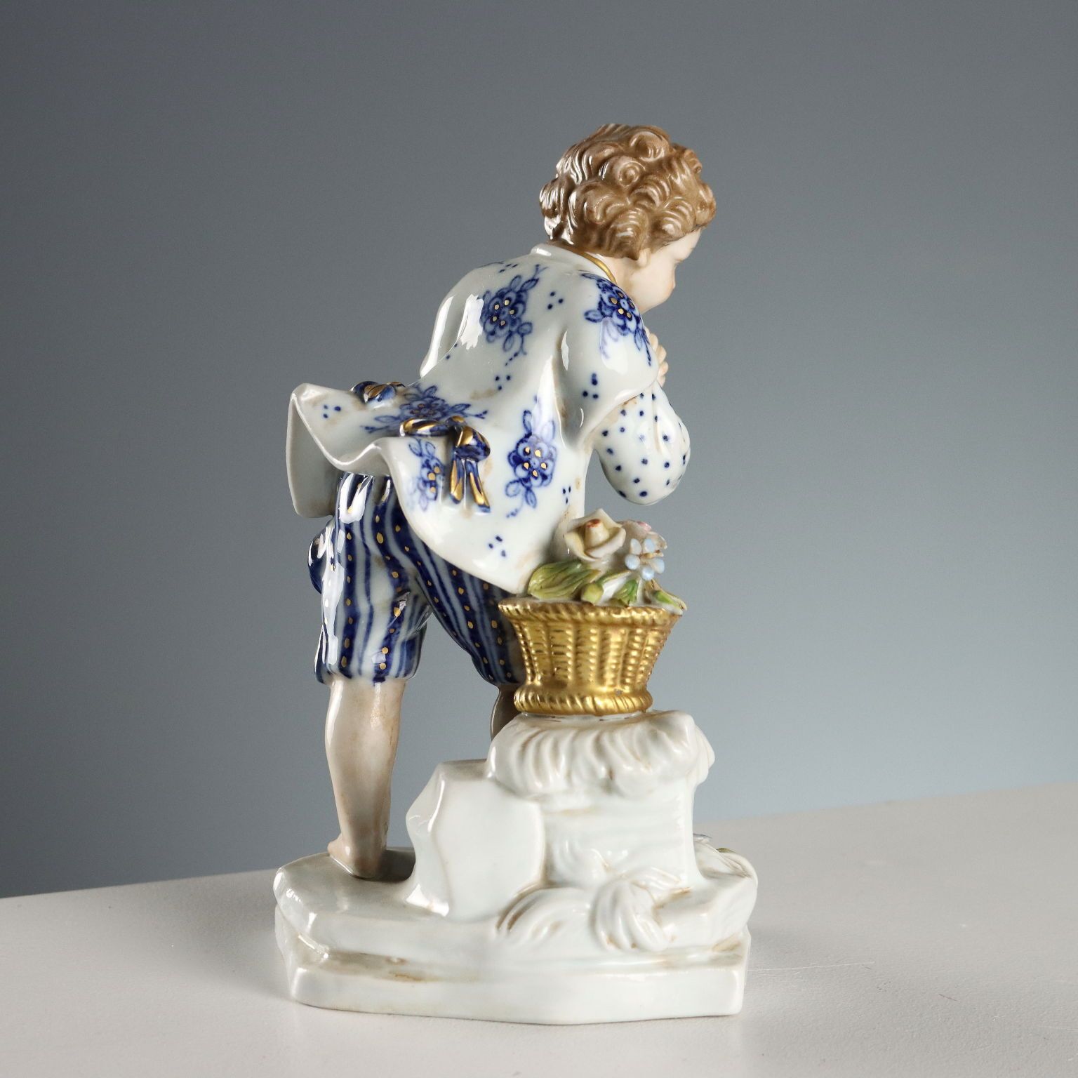 photo furniture Antieke beeldjes Capodimonte porselein Italië 20e eeuw