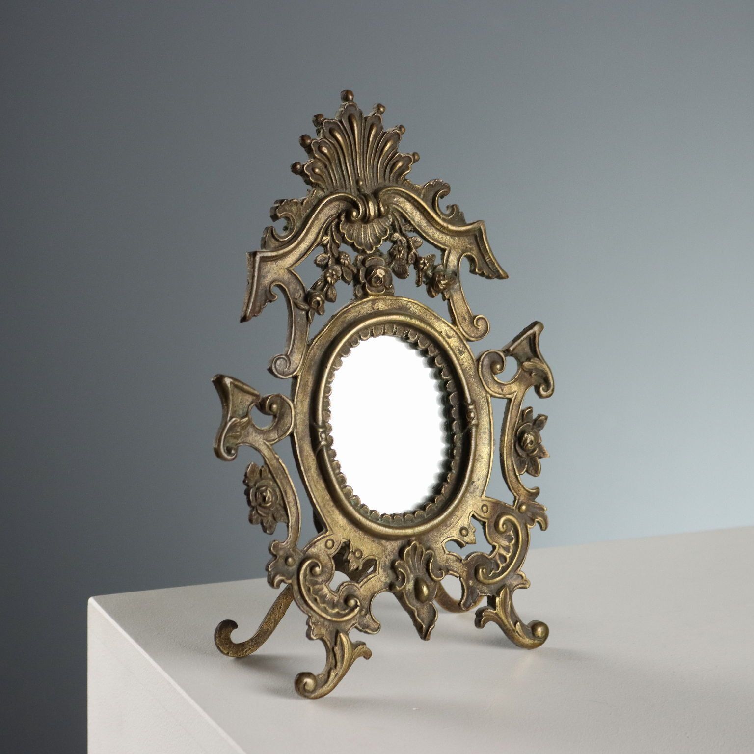 Miroir d'époque en bronze à décors végétaux et volutes, Italie, XIXe-XXe siècle