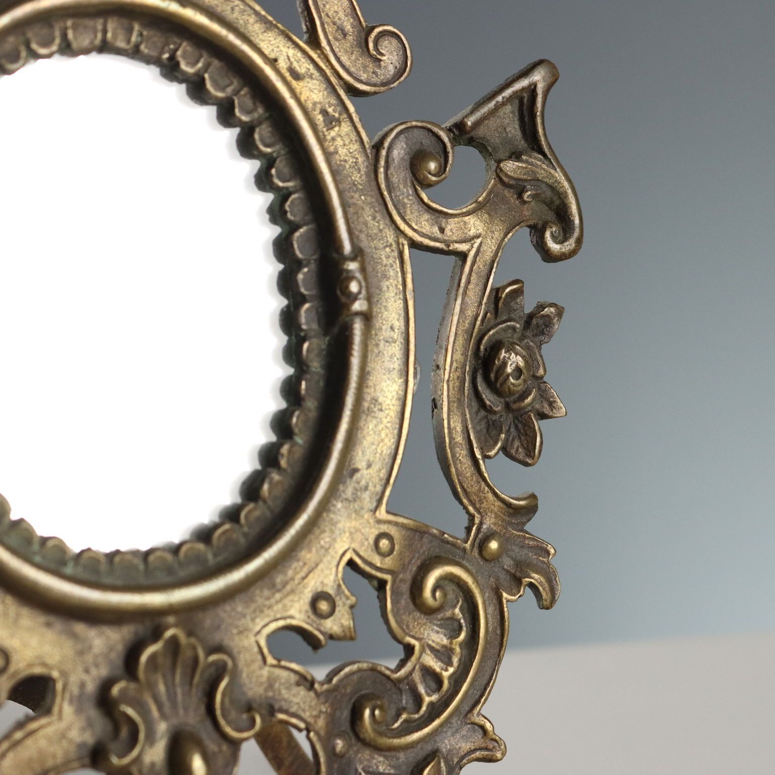 Miroir d'époque en bronze à décors végétaux et volutes, Italie, XIXe-XXe siècle photo Décoration