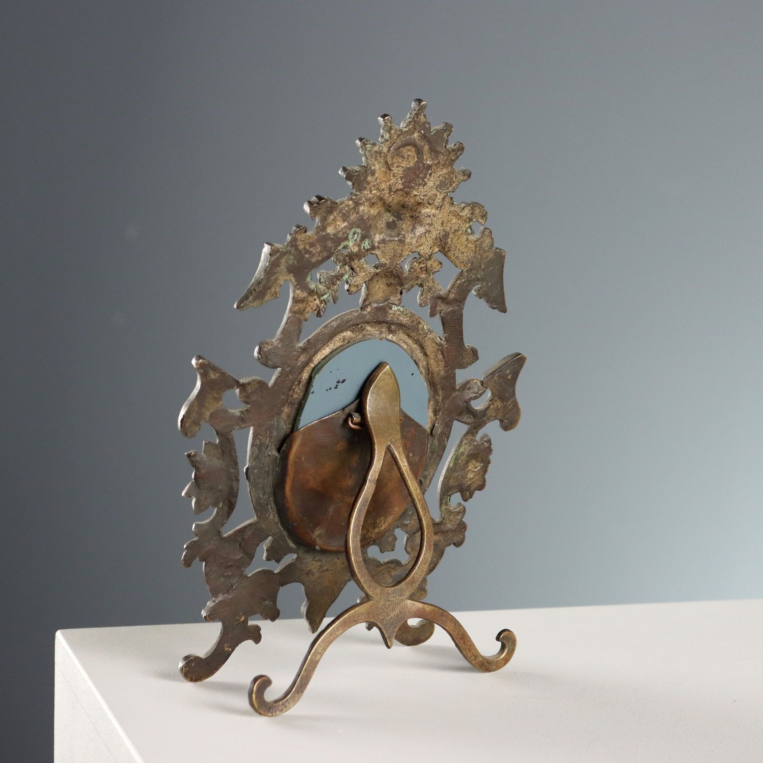 Miroir d'époque en bronze à décors végétaux et volutes, Italie, XIXe-XXe siècle photo vintage