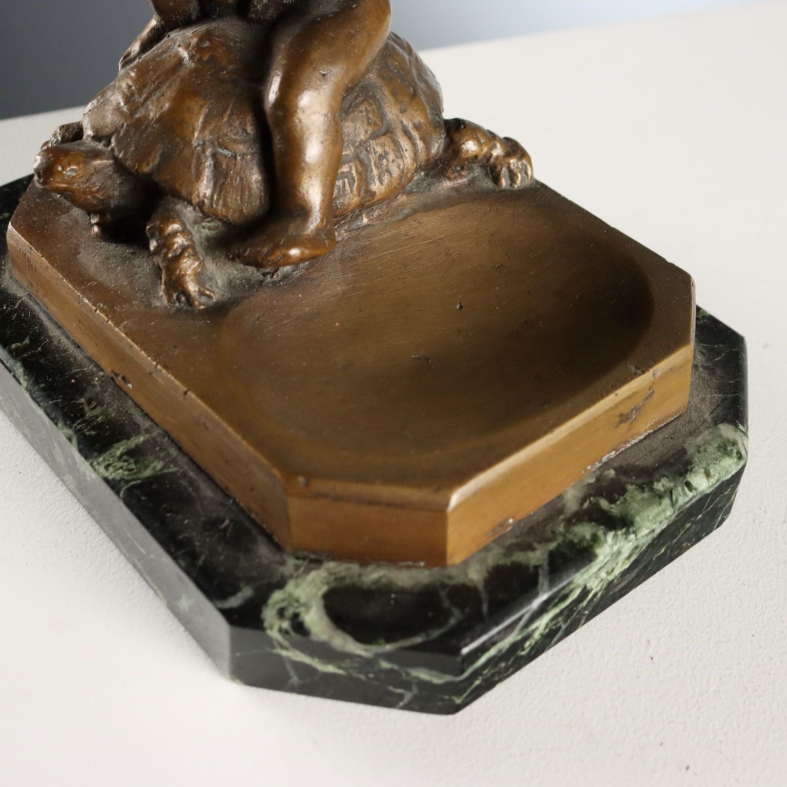 Sculpture d'époque enfant et tortue en bronze, XIXe-XXe siècle photo vinterior
