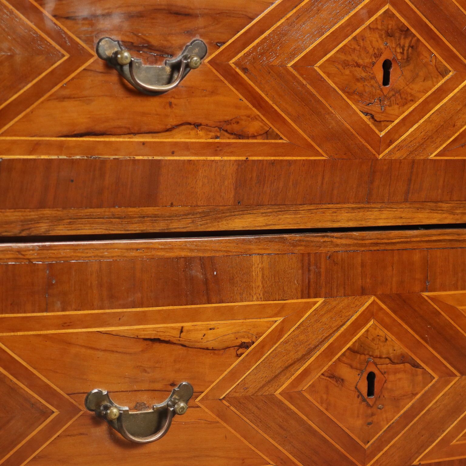 photo furniture Ribalta In Noce Con Partiture In Ulivo