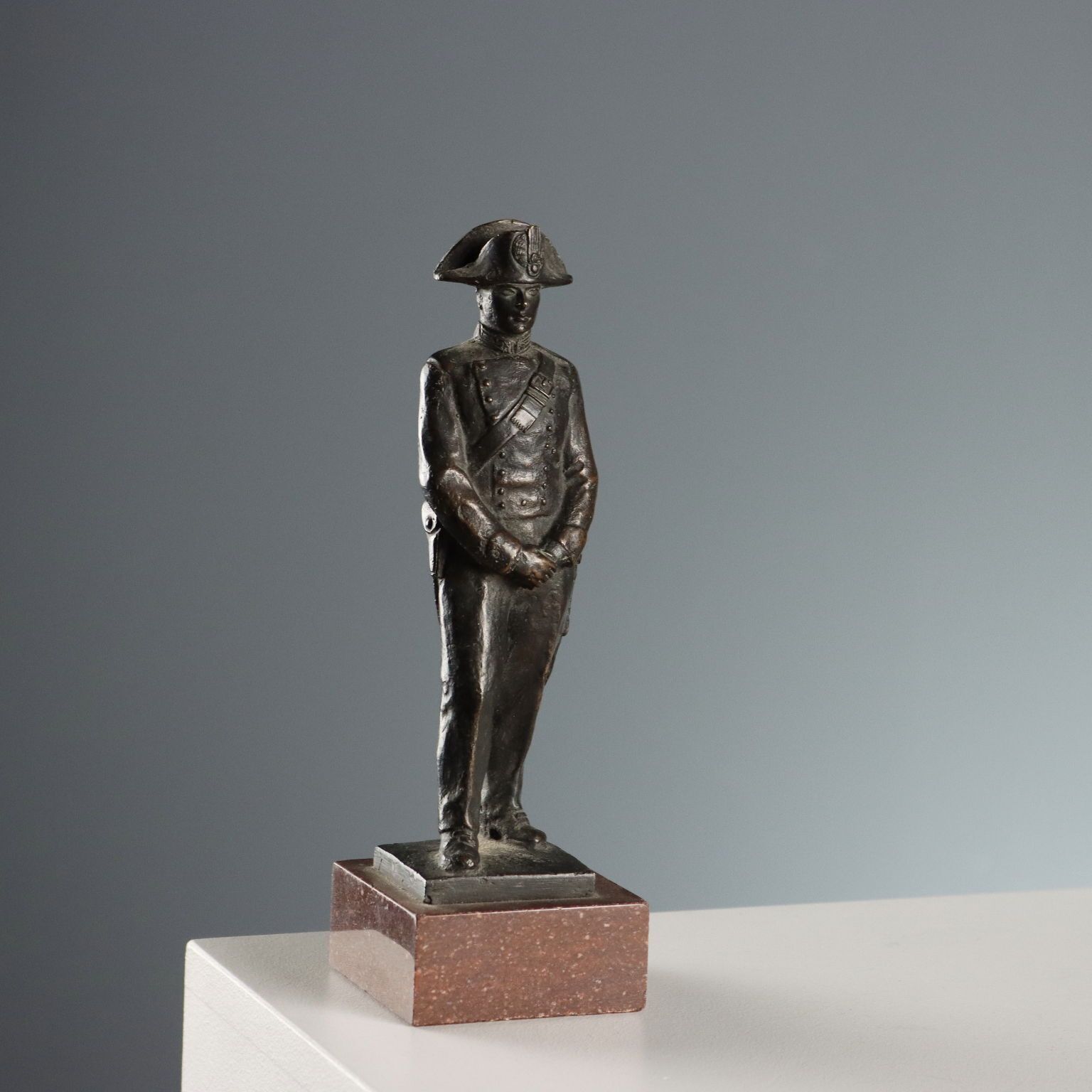 Figurine moderne Carabiniere en bronze, Italie, milieu du XXe siècle