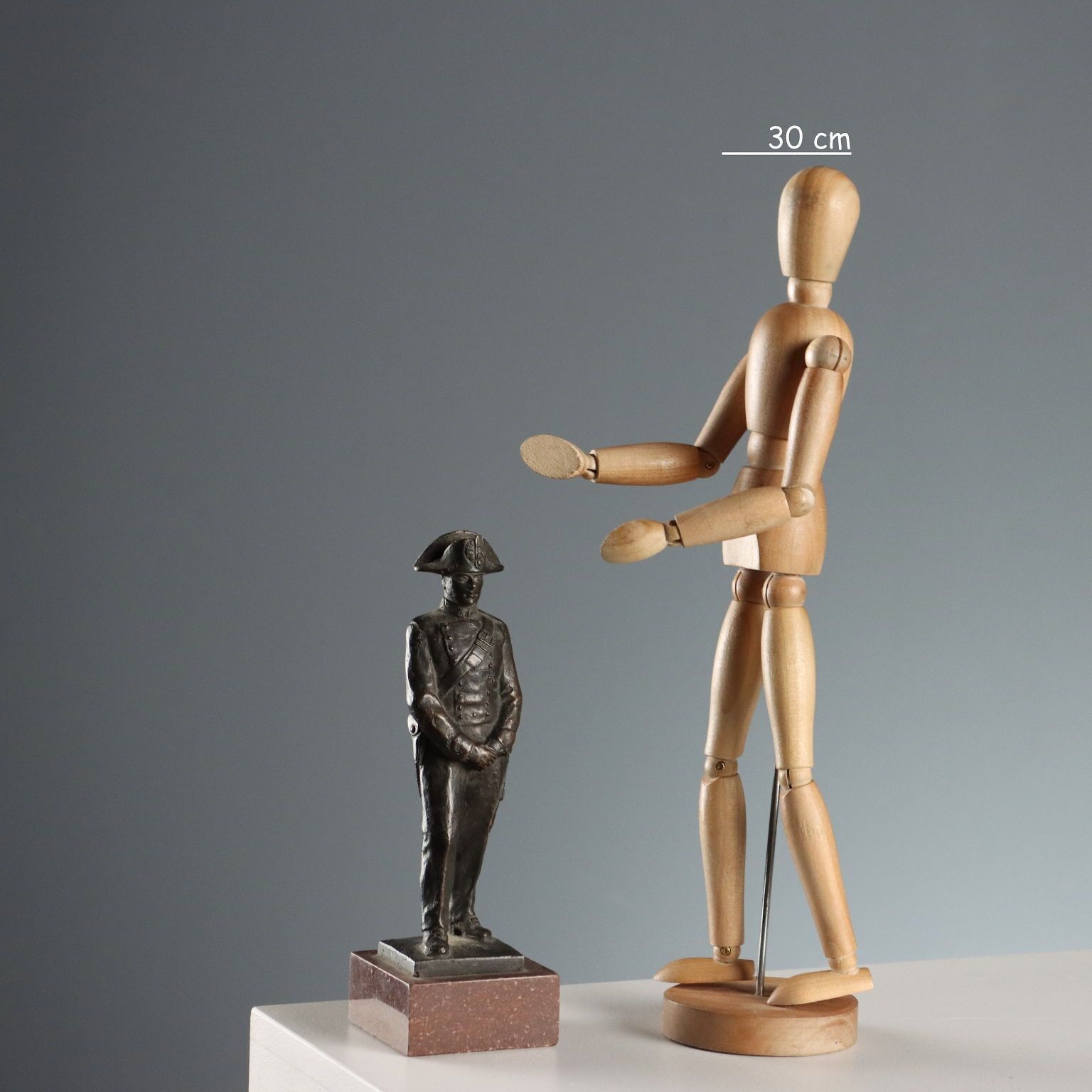 Figurine moderne Carabiniere en bronze, Italie, milieu du XXe siècle photo furniture