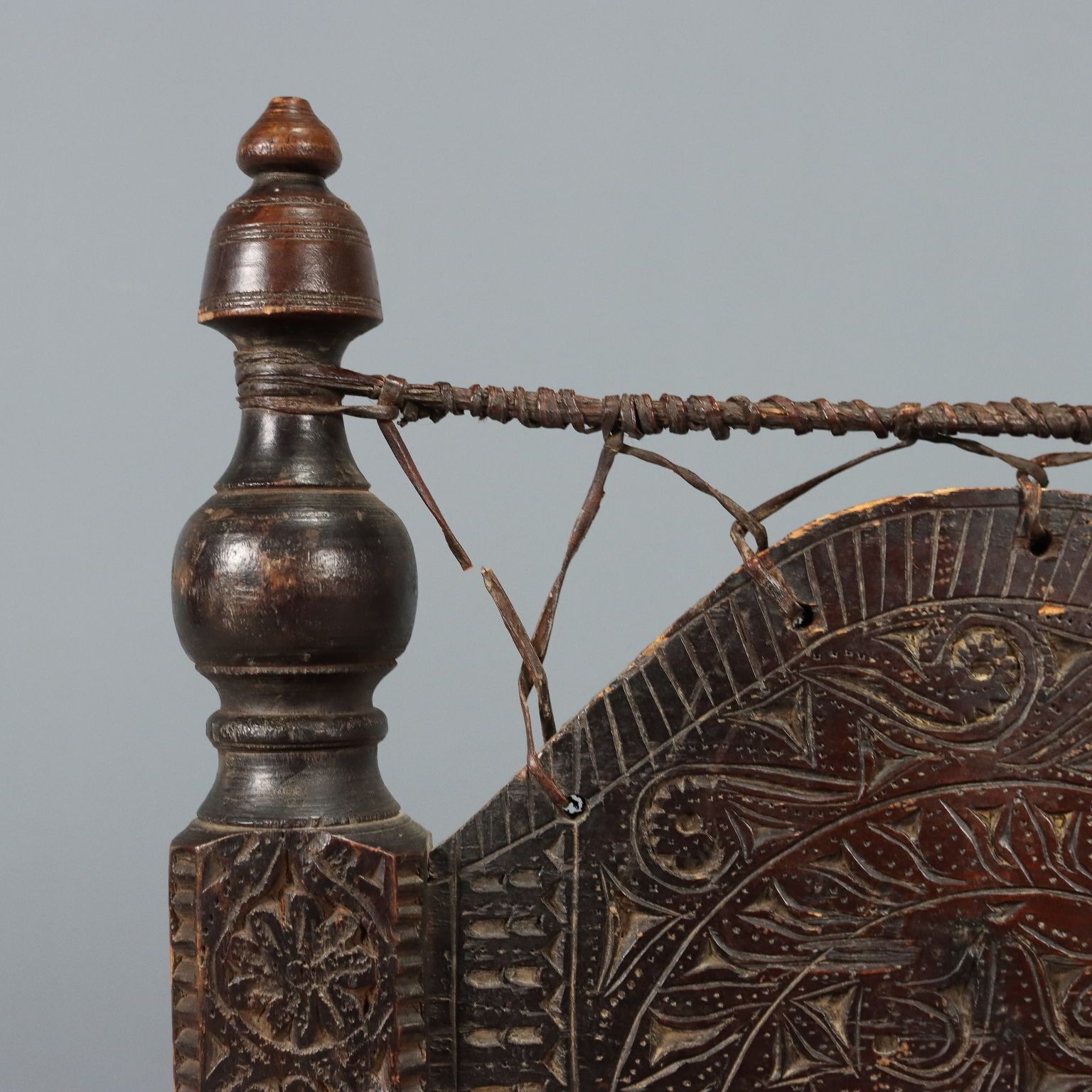 Fauteuil ethnique d'époque en bois exotique et cuir, Pakistan, XIXe siècle photo 570.0