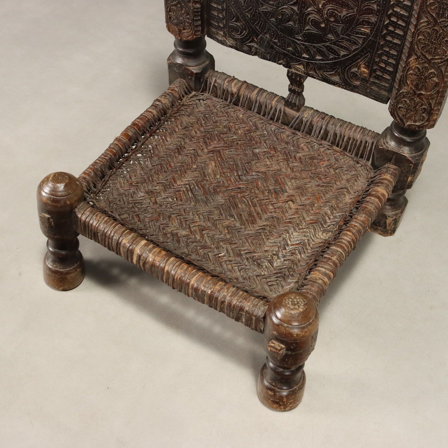 Fauteuil ethnique d'époque en bois exotique et cuir, Pakistan, XIXe siècle photo buy