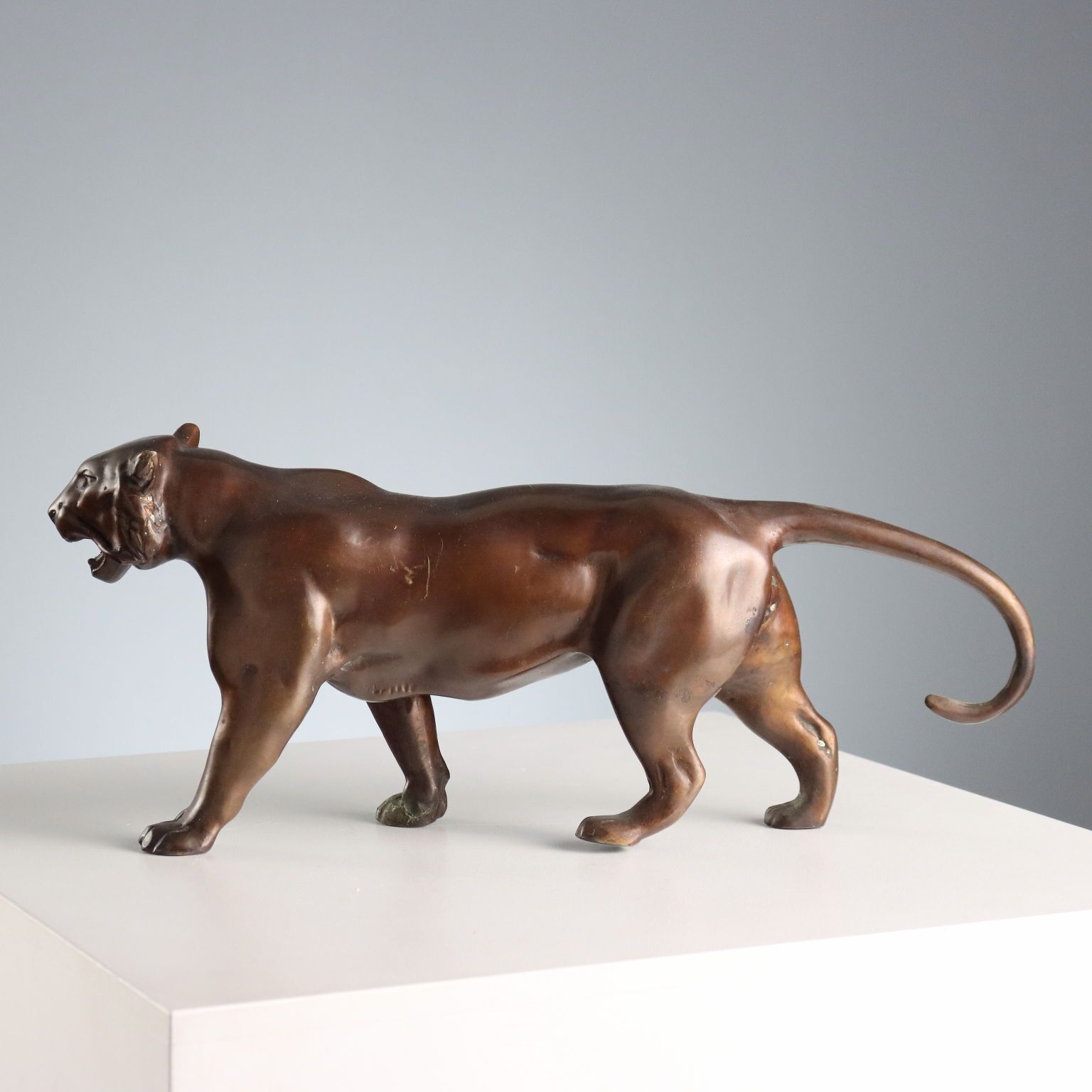 Antiek sculptuur bronzen panter Italië XX eeuw photo vinterior