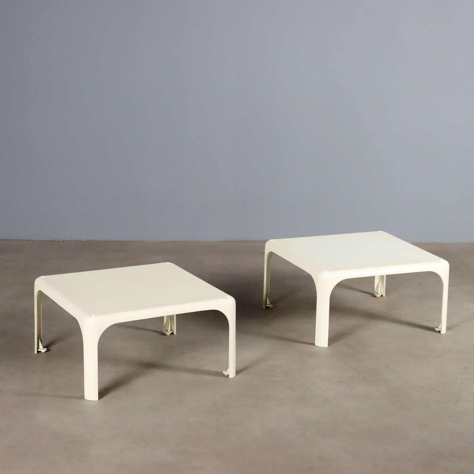 Tables basses Artemide Demetrio en plastique, années 1970, par Magistretti