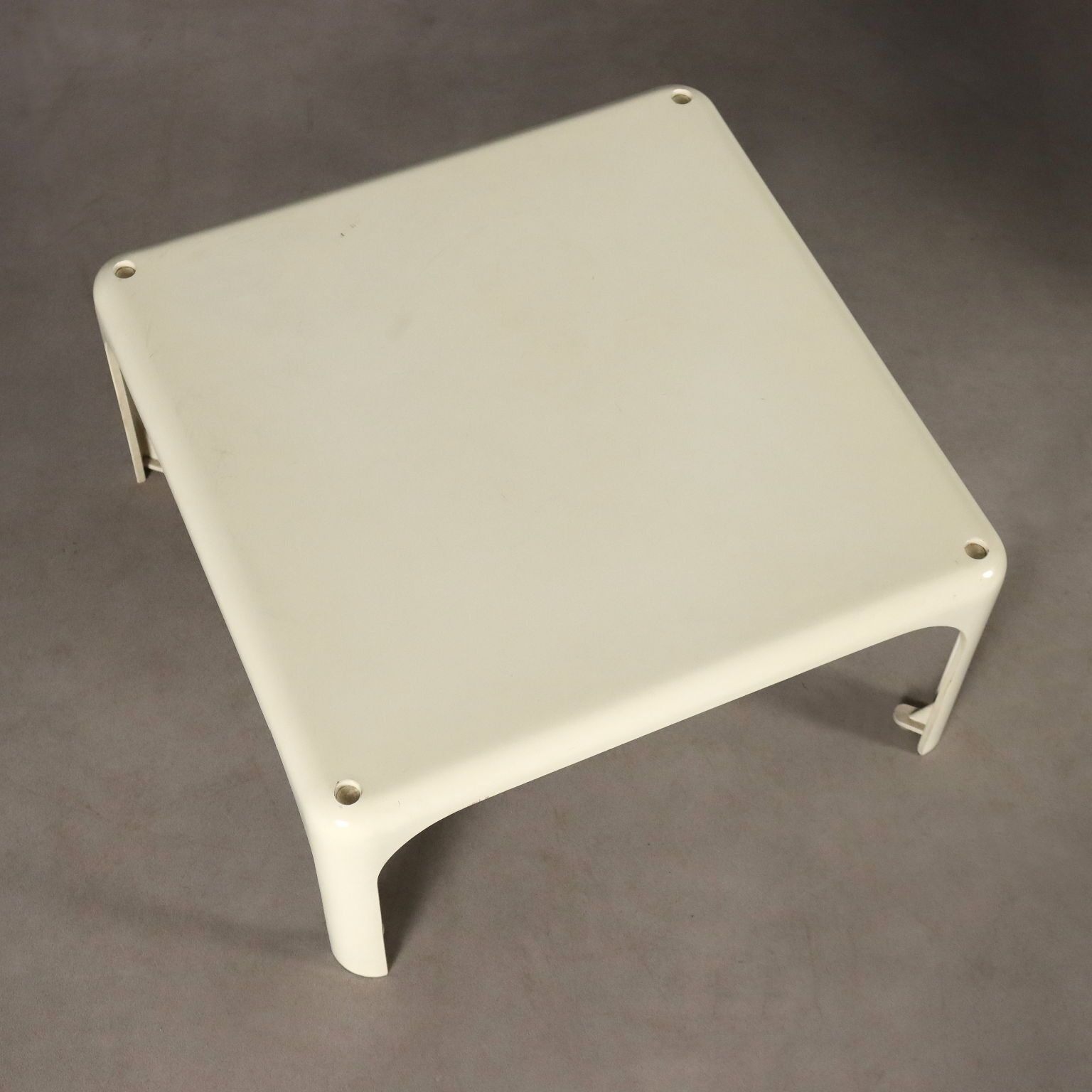 Tables basses Artemide Demetrio en plastique, années 1970, par Magistretti photo buy