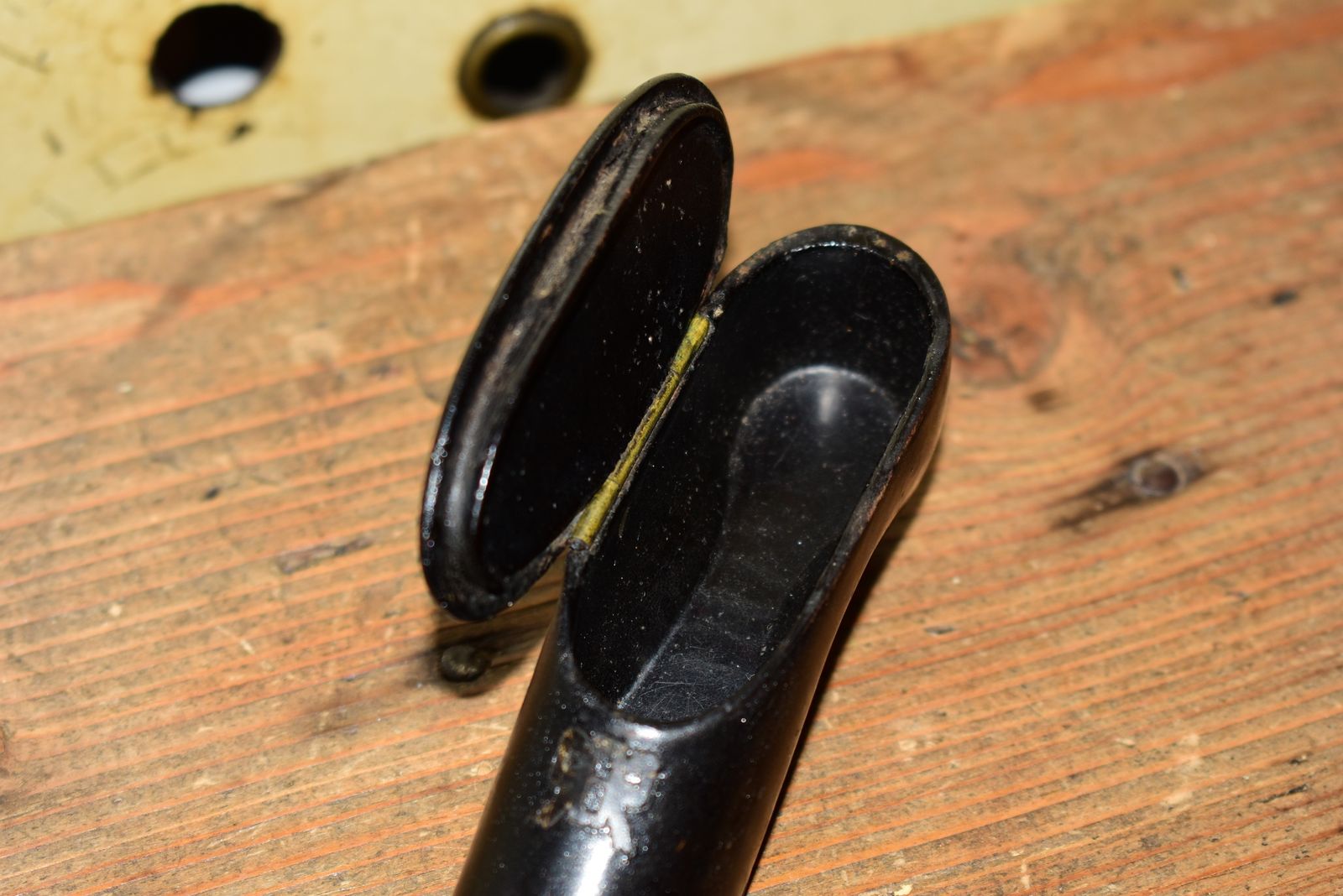 photo vinterior 19th Century Treen Carved Wood Shoe Snuff Box
