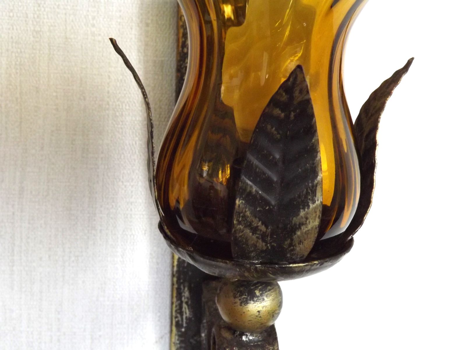 photo buy Paar handgesmede smeedijzeren wandlampen in middeleeuwse stijl met amberkleurige glazen kappen