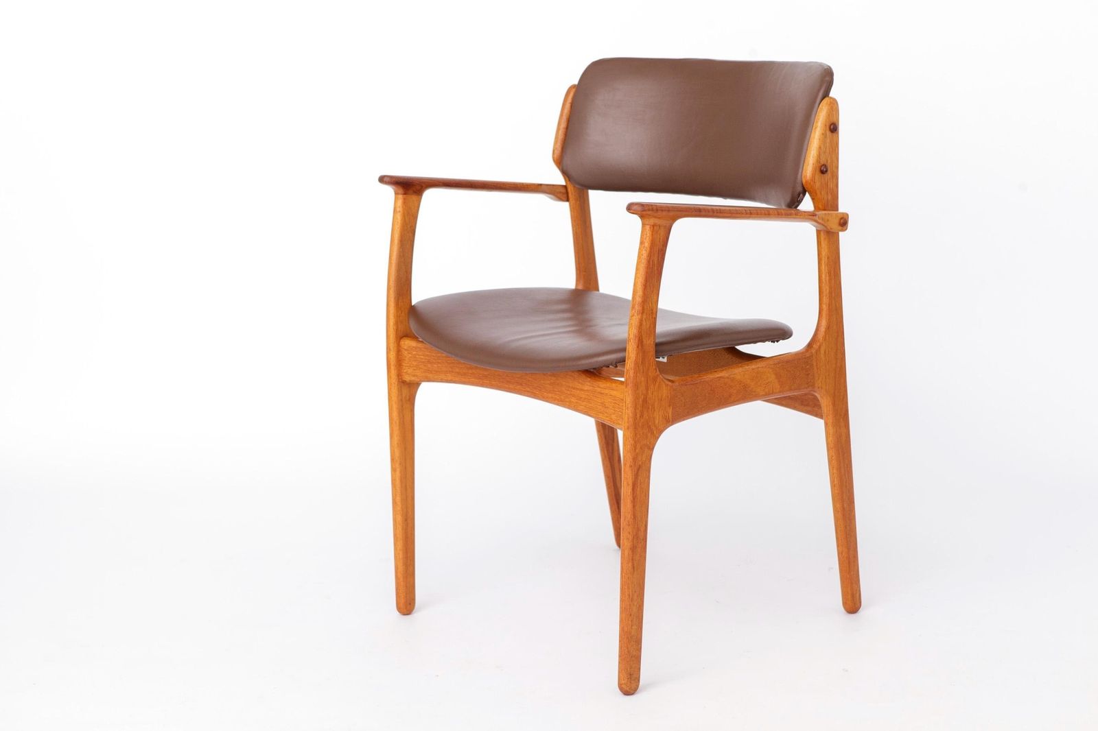 Vintage Erik Buch Model 49 fauteuils in teakhout, Denemarken ca. jaren 1960 – set van 2 Deense mid-century eetkamerstoelen photo vinterior