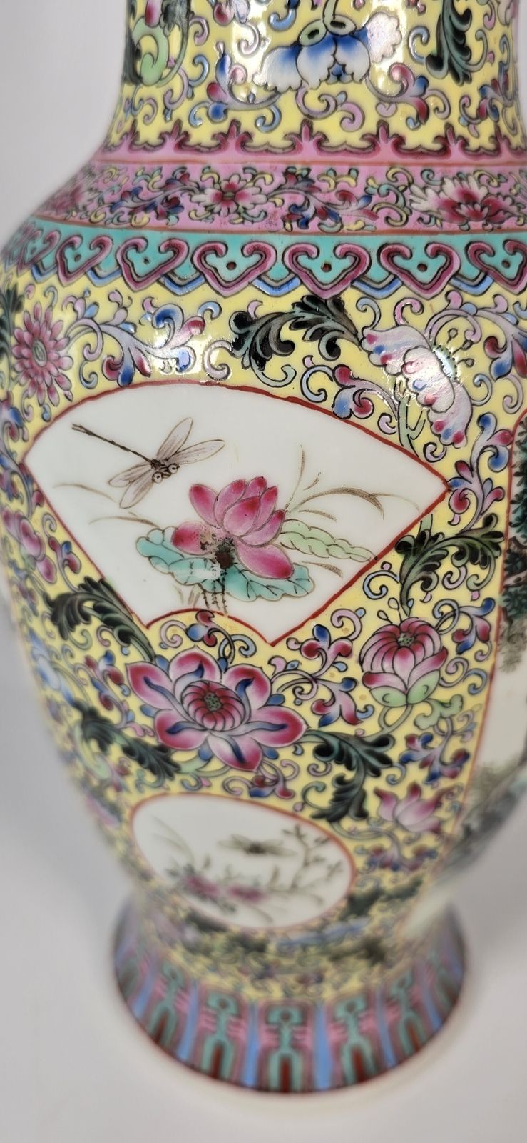 photo vintage A Pair Of Chinese Hand Painted Porcelain Vases From The Republican Period Circa 1930