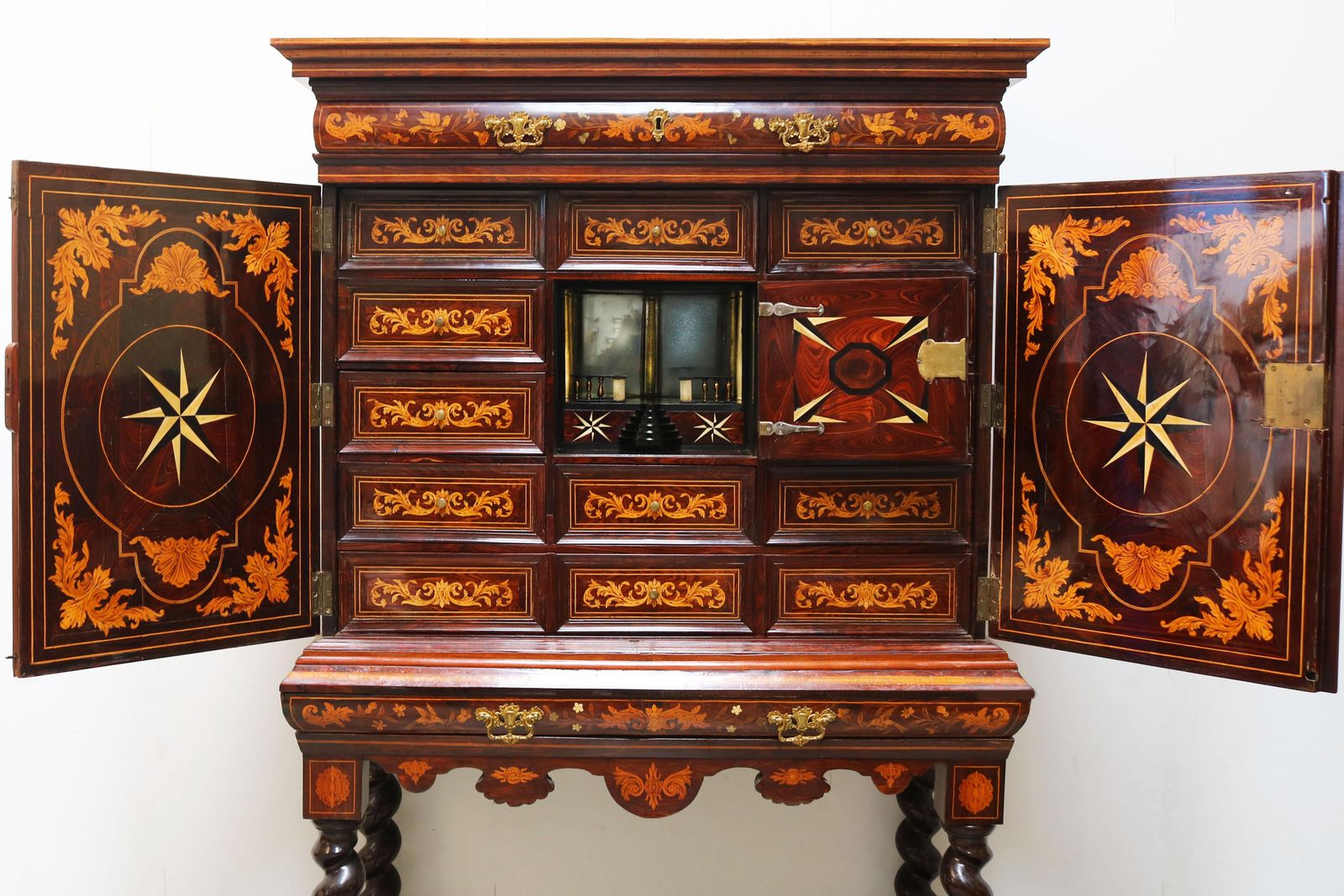 Nederlands marqueterie kunstkabinet met theaterdecor en trompe l'oeil, 17e-eeuwse stijl photo Meubels
