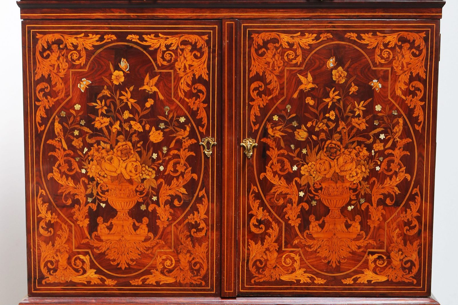 photo vinterior Nederlands marqueterie kunstkabinet met theaterdecor en trompe l'oeil, 17e-eeuwse stijl