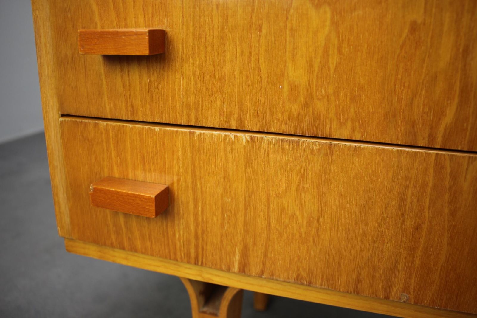 photo vinterior 1960s František Mezulaník Mid Century Maple Nightstands With Black And White Gla