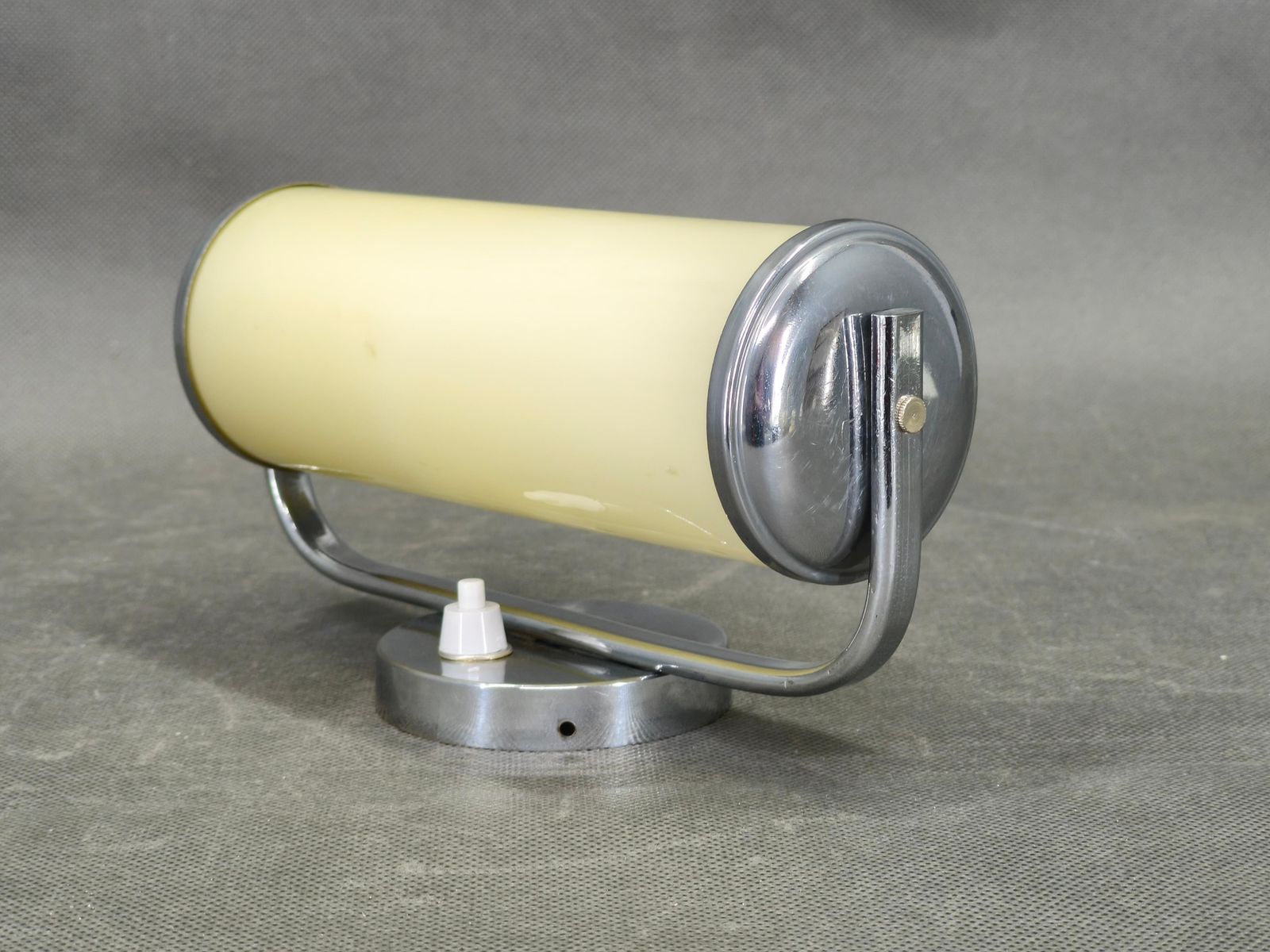 Verlichting Tsjechische art deco wandlamp van opalineglas, jaren 1930 photo