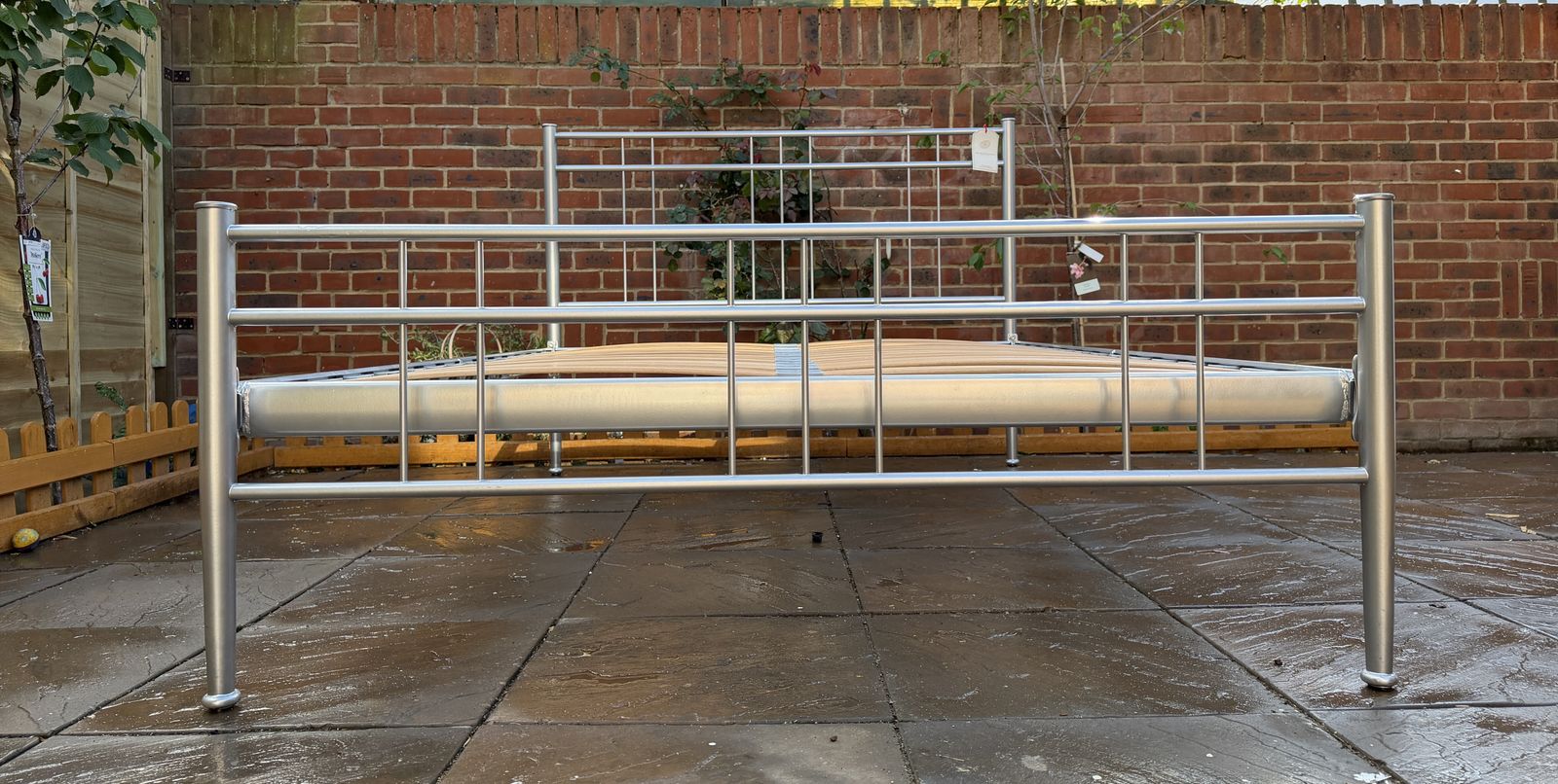 Pretty “The Original Bed Company” Milano Iron / Metal Double Size Frame, Great Condition photo 275.0
