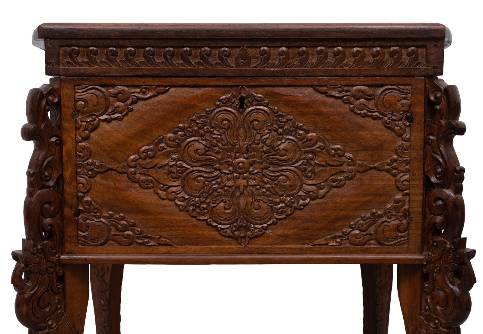 photo furniture Indonesische handgesneden kistje op standaard, ca. jaren 1920