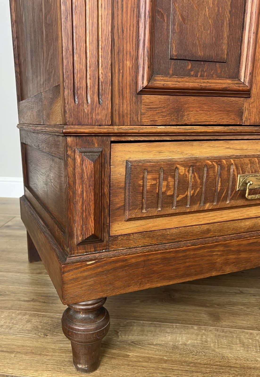 photo vintage Wardrobe Antique French Two Door Oak Mirrored Carved Armoire Cabinet Lot 6082