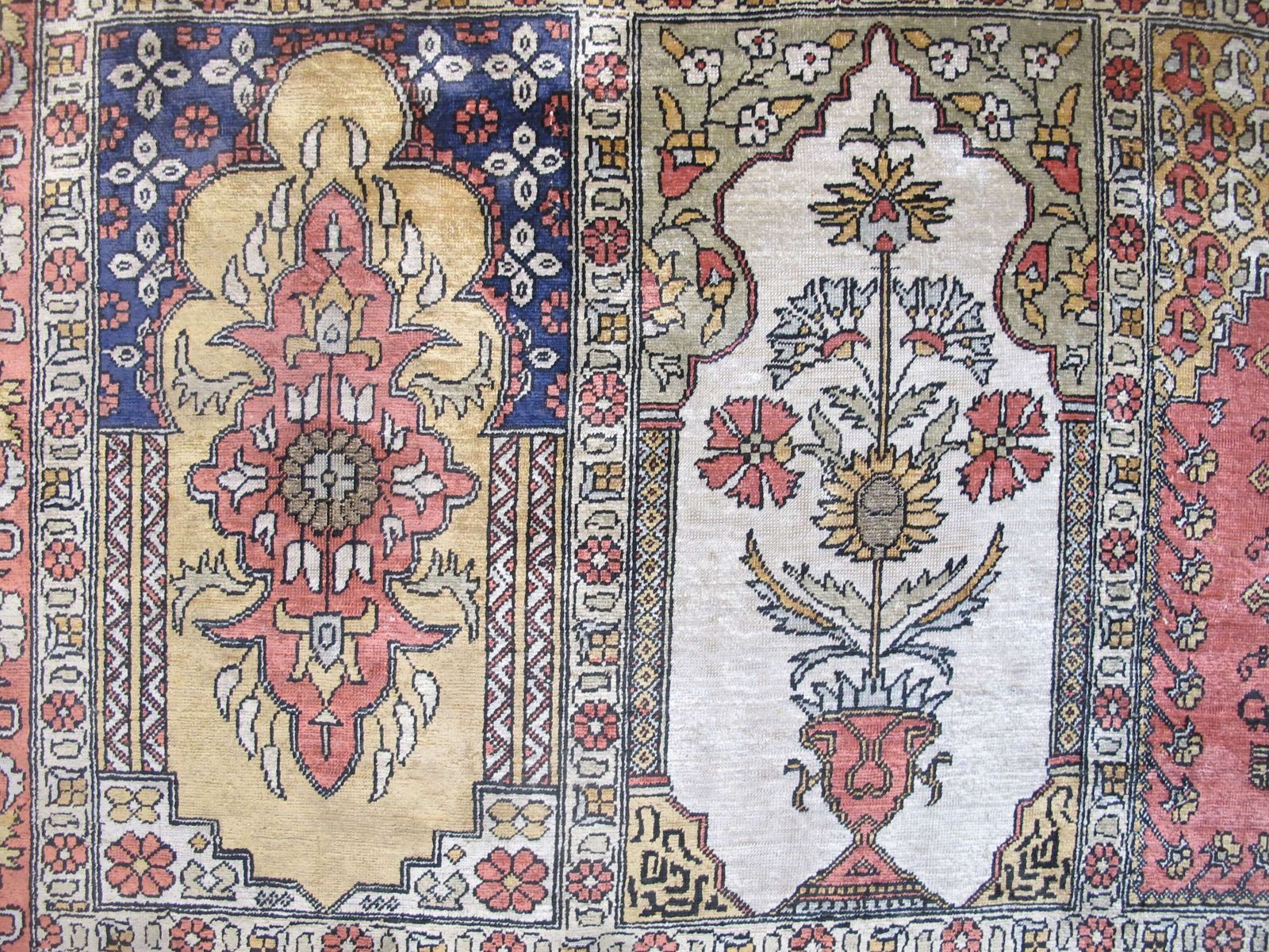 Hereke tapijt van zijde en metaaldraad, Turkije, 1950-1970, 2,38 m x 1,63 m photo for sale