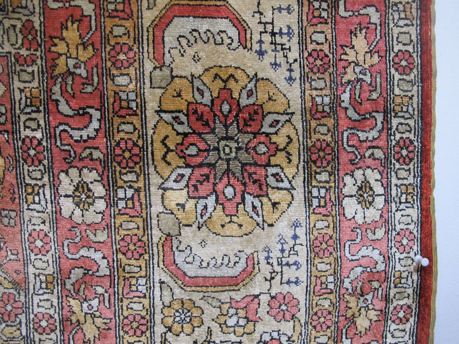 photo furniture Hereke tapijt van zijde en metaaldraad, Turkije, 1950-1970, 2,38 m x 1,63 m