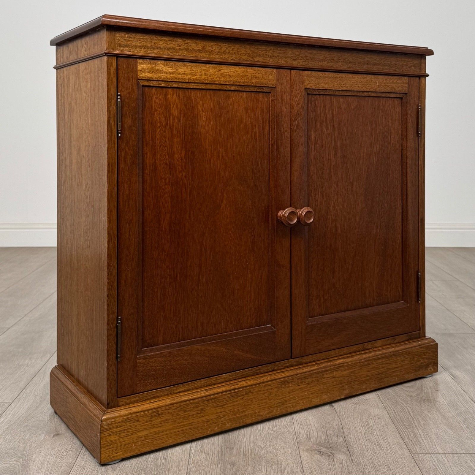 photo furniture Vintage 20th Century Small Mahogany Cupboard ( Af 5665 )