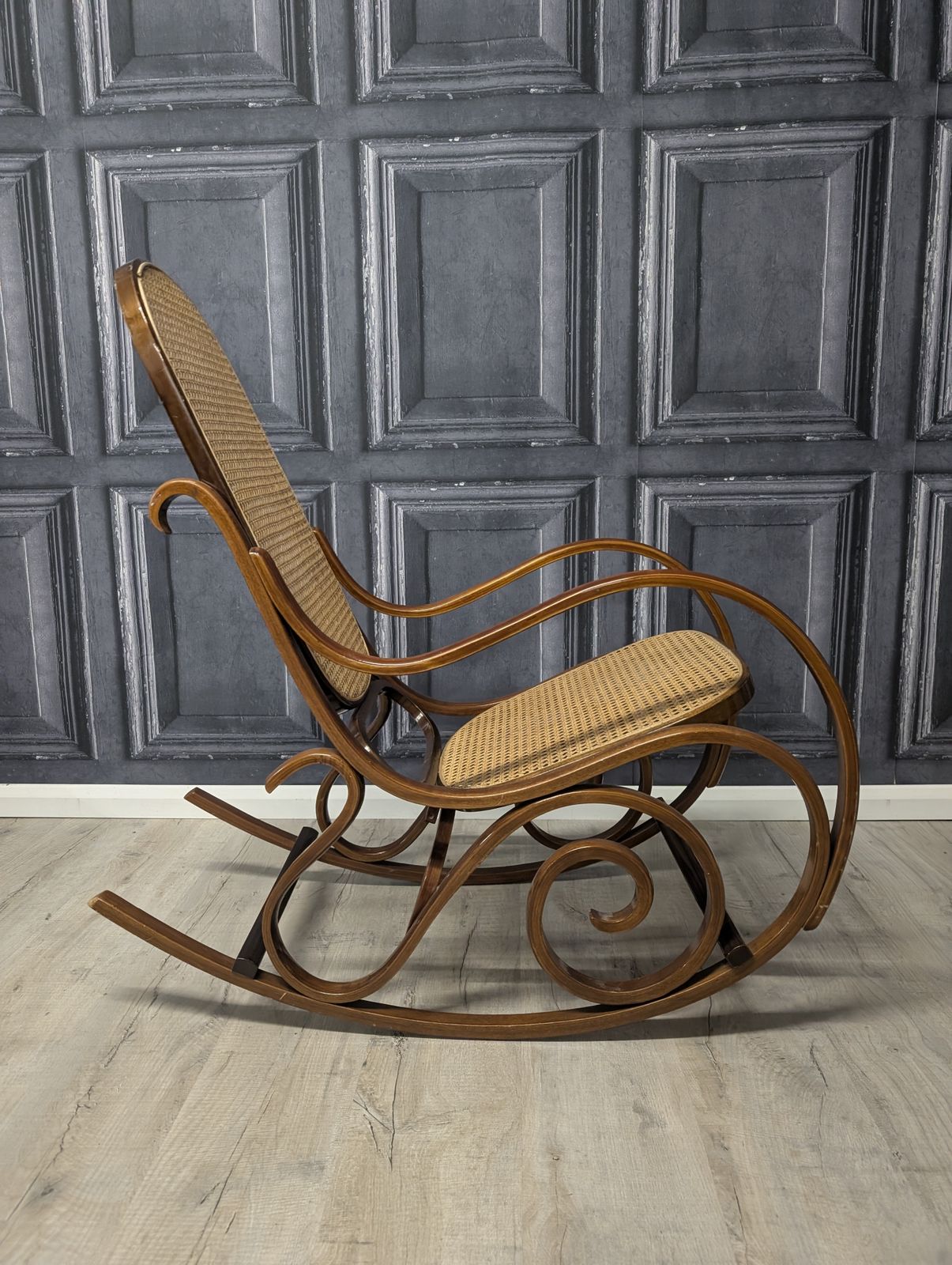 photo vinterior Thonet Style Vintage Bentwood Rocking Chair Rattan Cane
