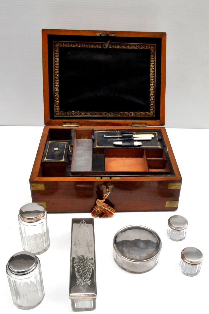 Walnut Ladies Dressing Case photo 640.0064
