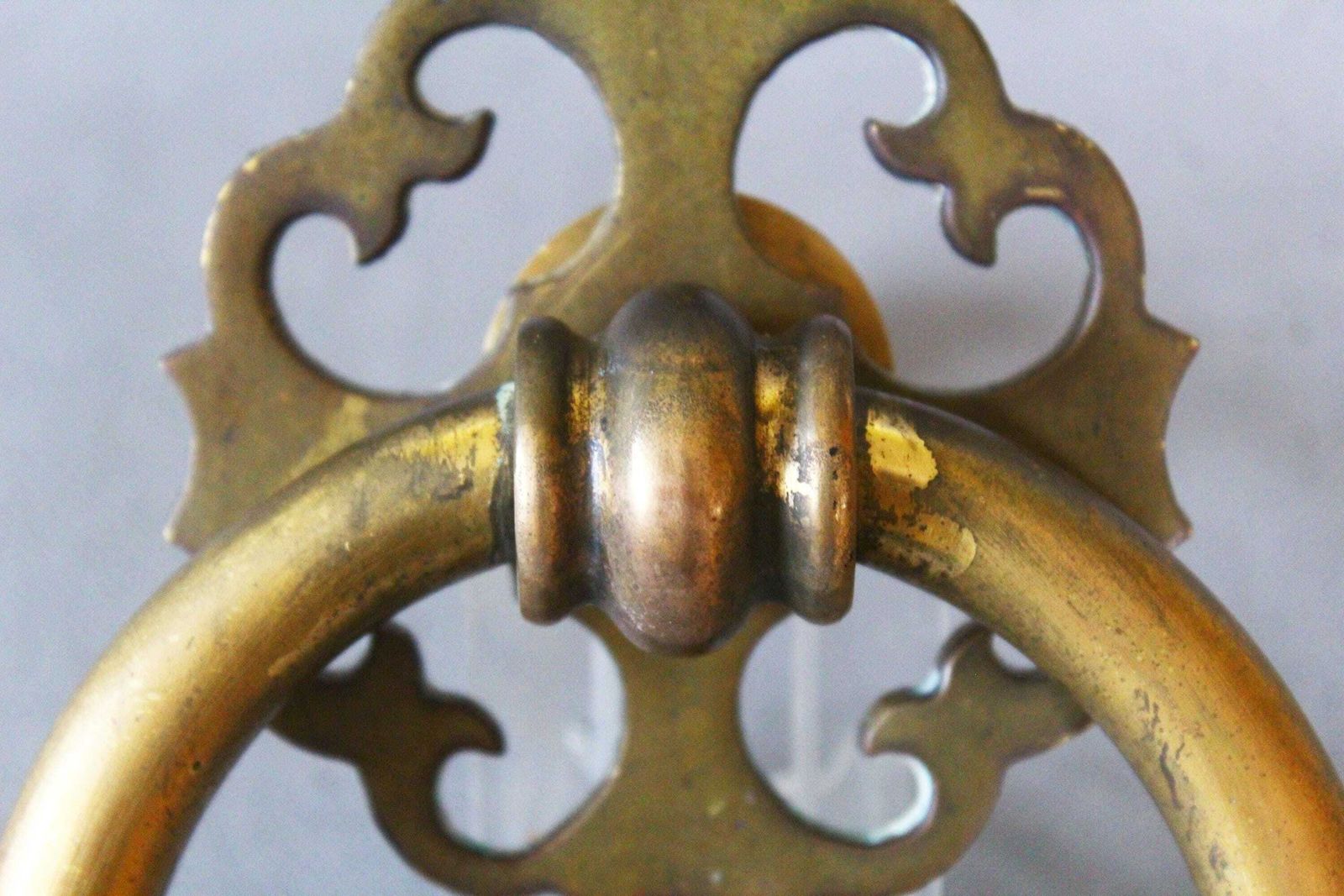Grote en zware gegoten bronzen deurgreep met rozet, gotische stijl, buitendeurklopper, hardwarerestauratie, entree, rustiek, landelijk photo furniture