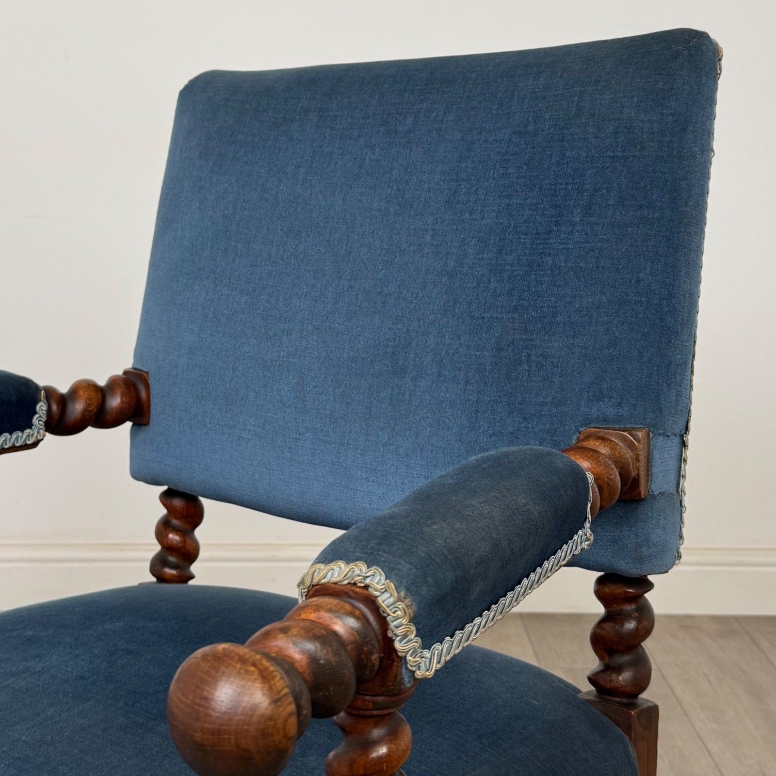 photo furniture Antique 19th Century Carved Victorian Armchair In Oak ( Af 5666 )
