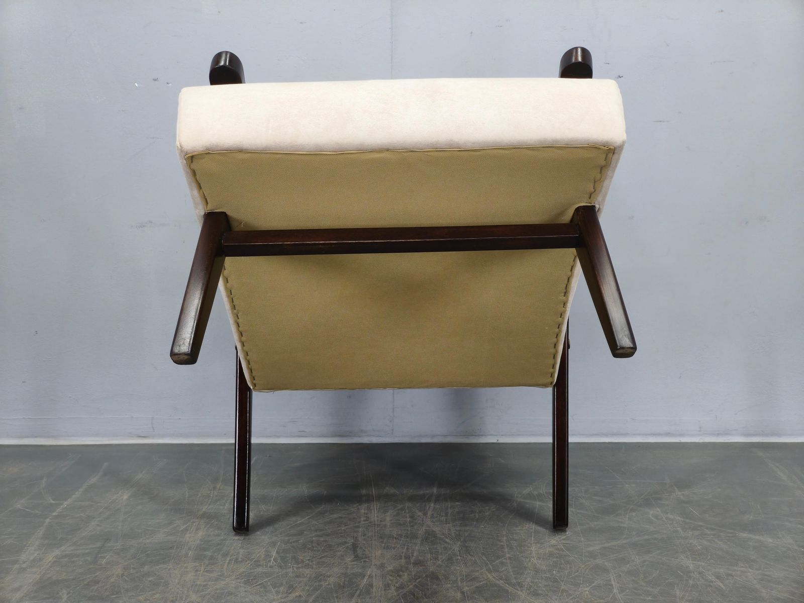 photo vinterior Mid-Century crème velvet loungestoel, Tsjechoslowakije, jaren 1960