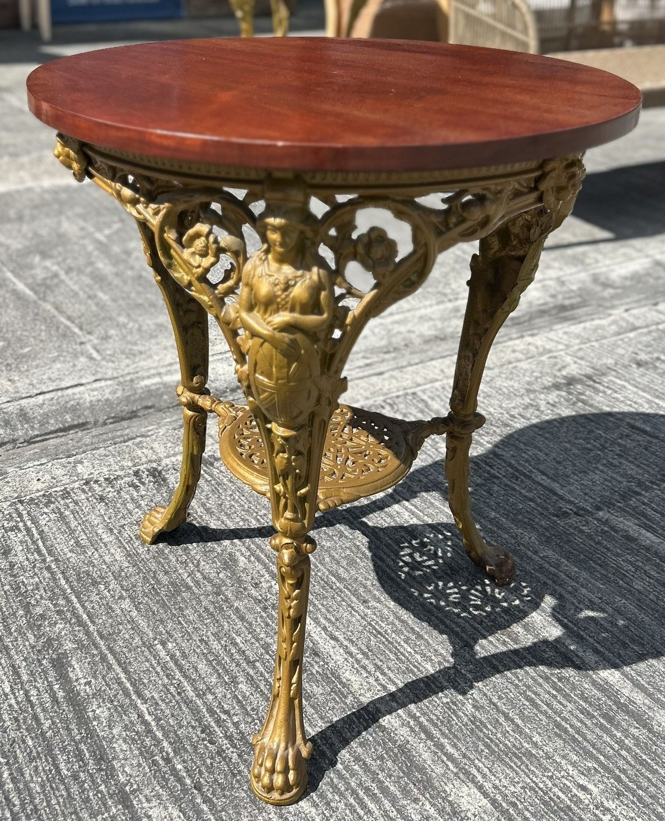 photo vinterior Antique Detailed Cast Iron Britannia Base Pub Tavern Table Original Gold Paint