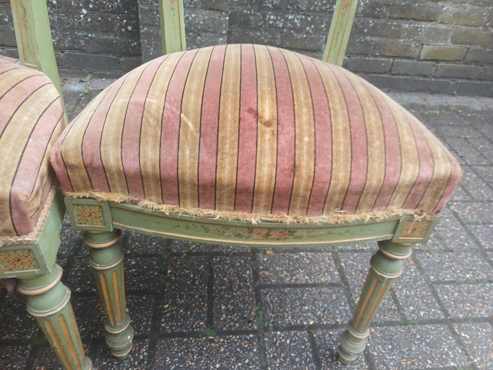 photo vinterior Detailed Set Of 4 French Victorian Painted Dining Chairs Original Velvet Upholstery Shabby Chic Floral Green