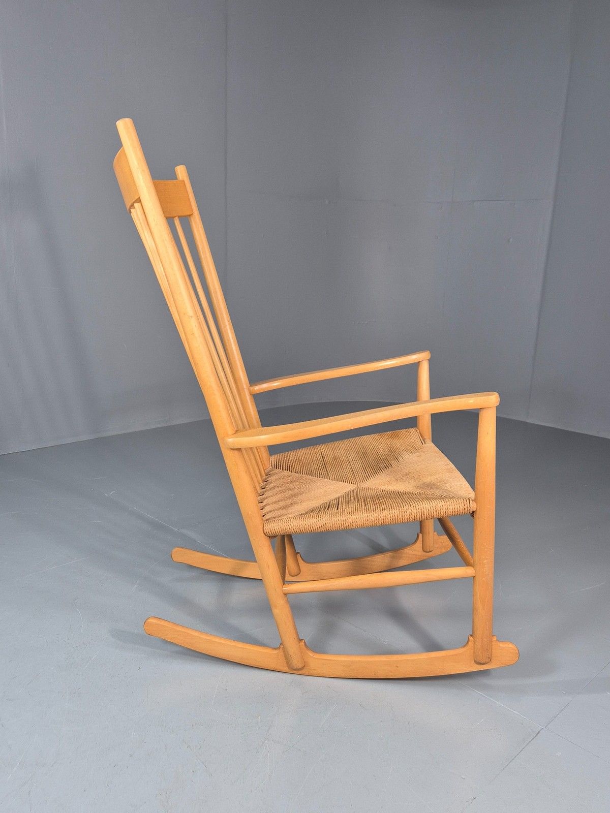 photo furniture Vintage Wegner Rocking Chair J16 Model For Fredericia C1944 Mcm Retro 10991