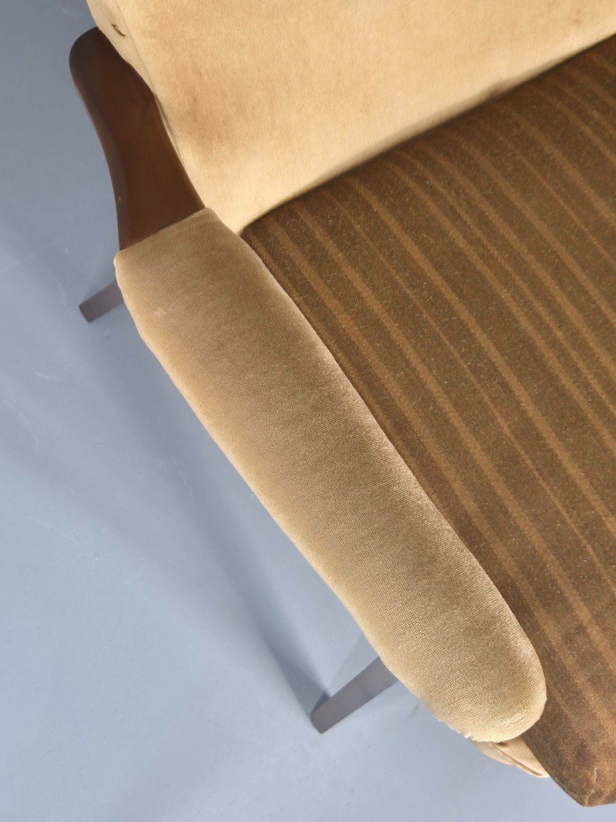 photo furniture Vintage 1960s Lounge Chair Hardwood Frame With High Back Retro Mcm Eb11827