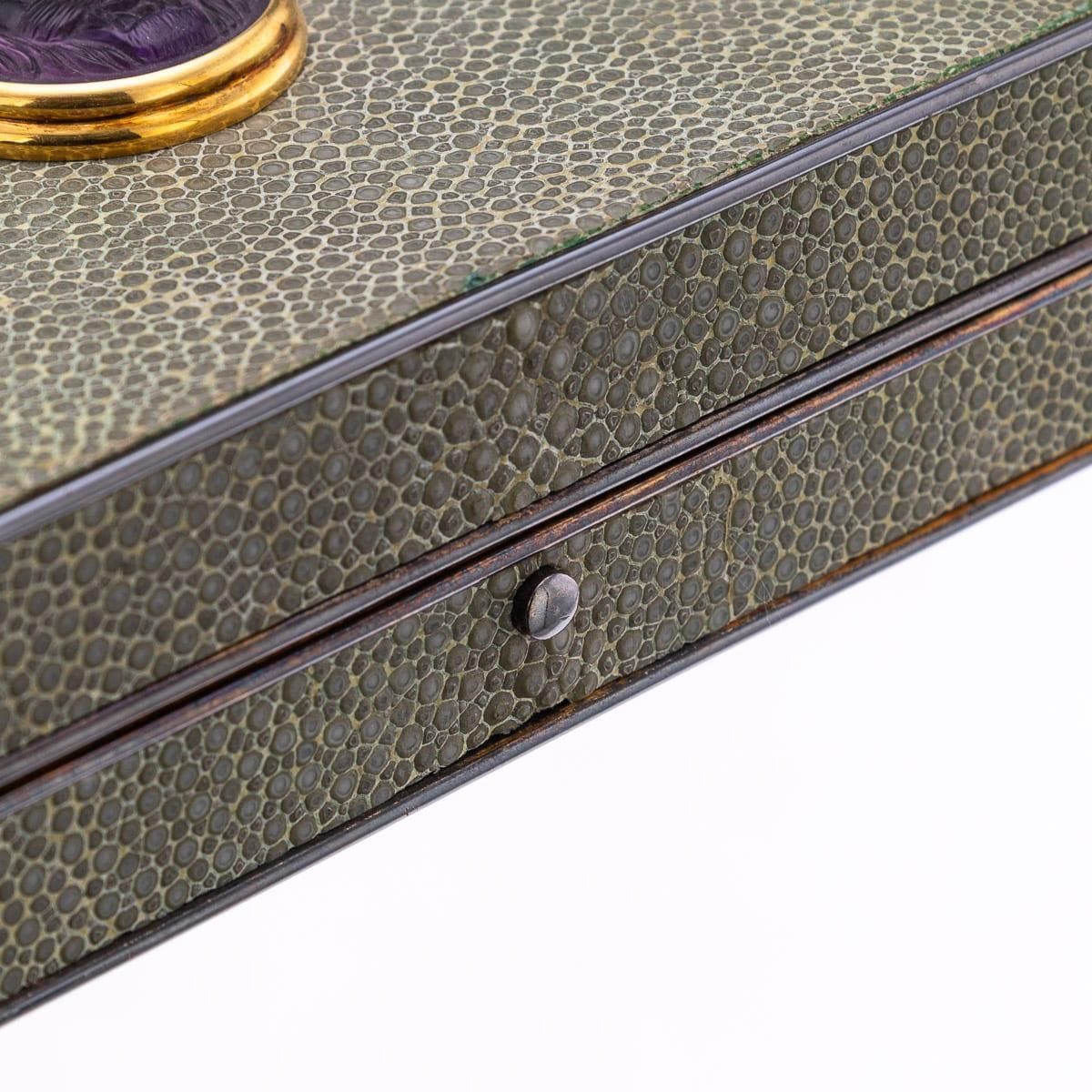 photo vinterior Vintage 20th Century English Shagreen & Gilt Metal Silk Lined Box