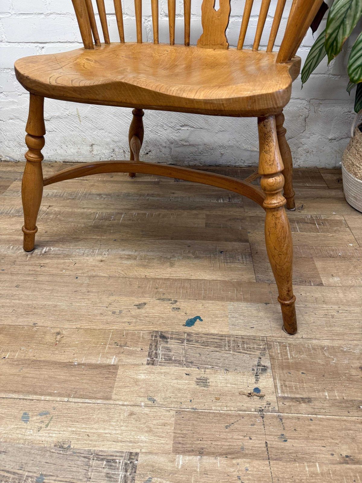 photo furniture Antique English Windsor Armchair In Elm & Ash