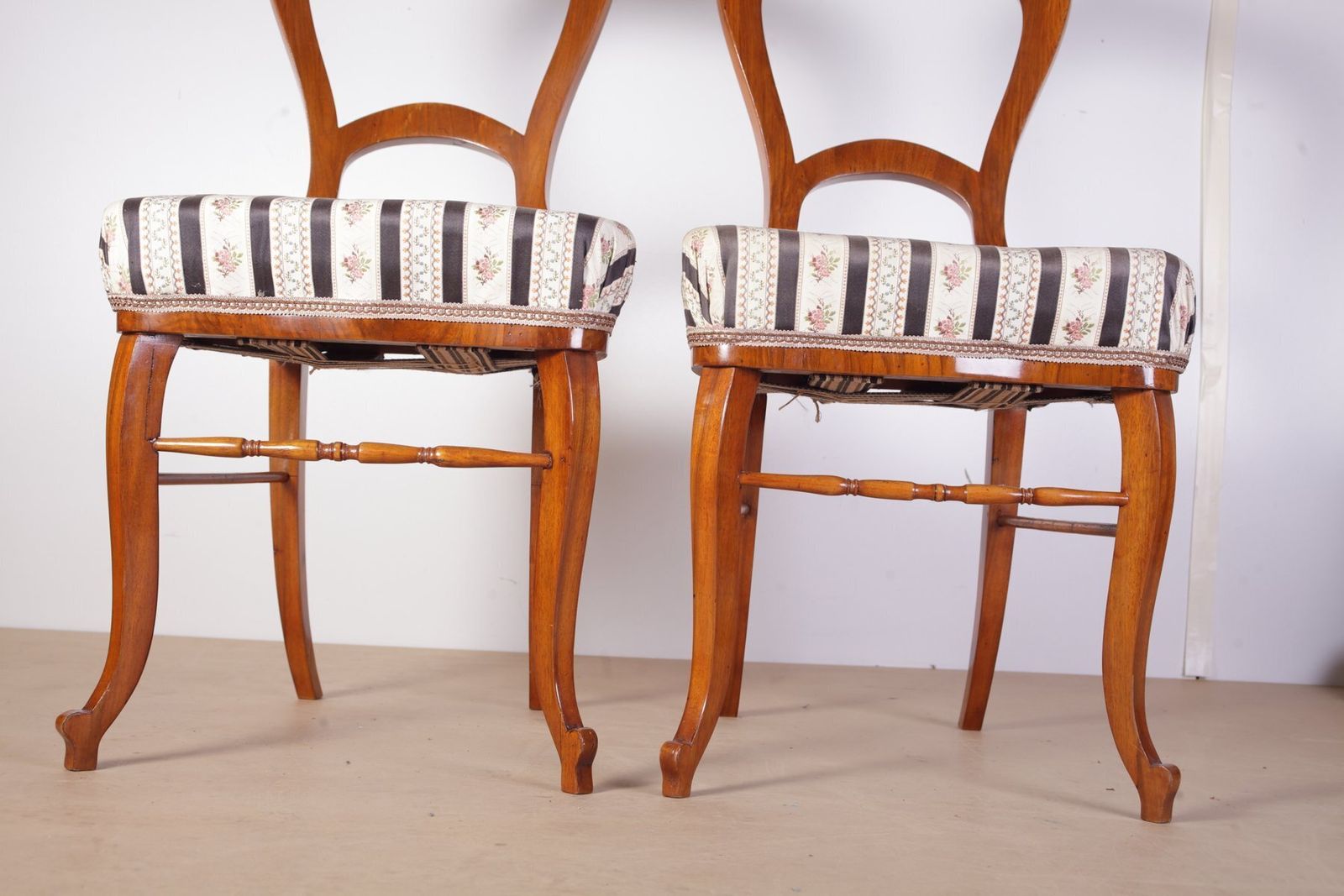 Late Biedermeier stoelen in walnoot, jaren 1880, set van 2 photo buy