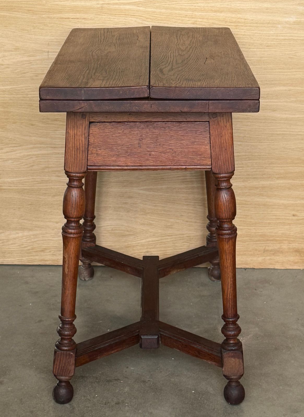 Table à abattants d'époque en chêne, deux feuilles rabattables et tiroirs photo vintage