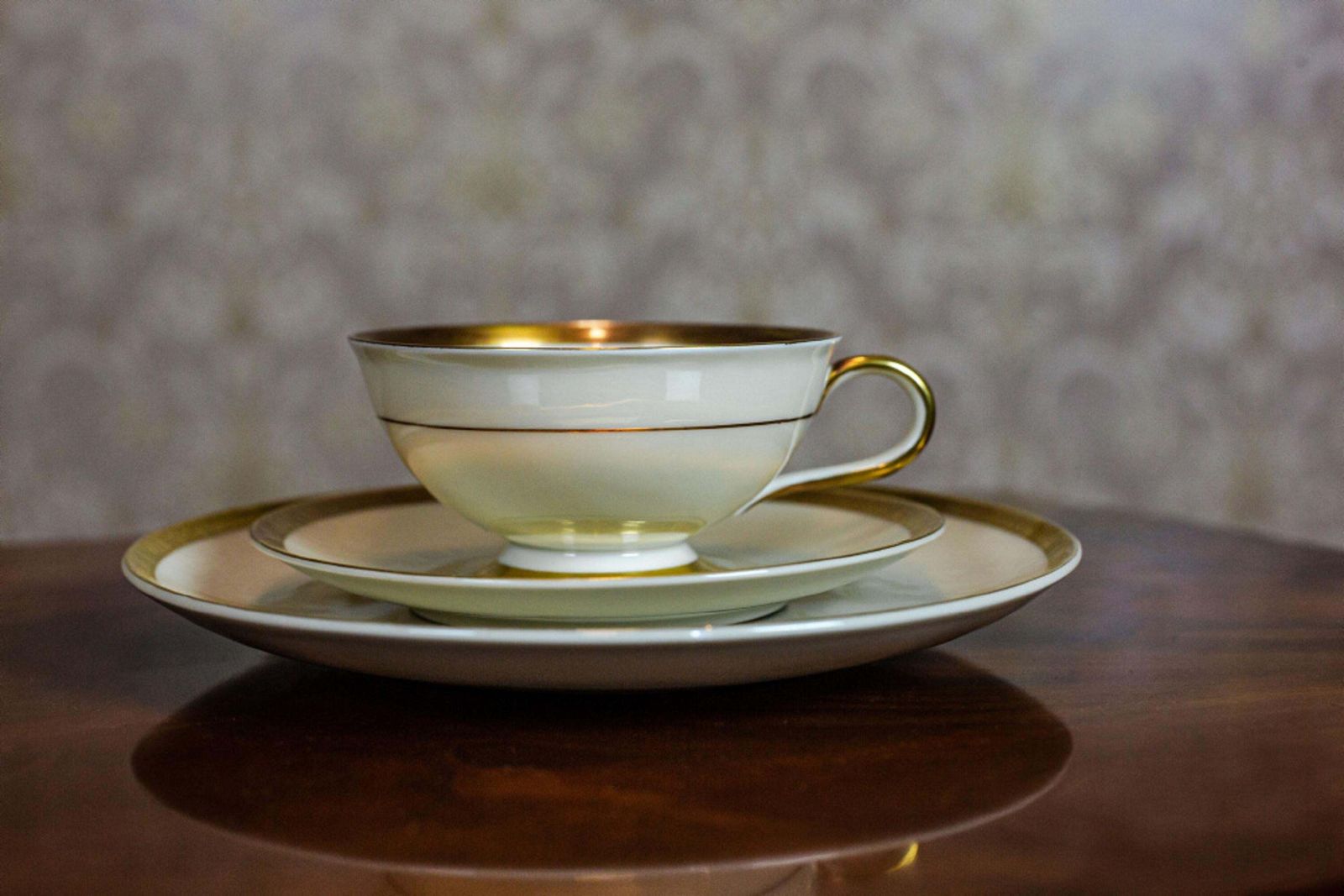 Elegant Hutschenreuther Selb Bavaria Porcelain Tea Cup Set, Mid 20th Century photo vinterior