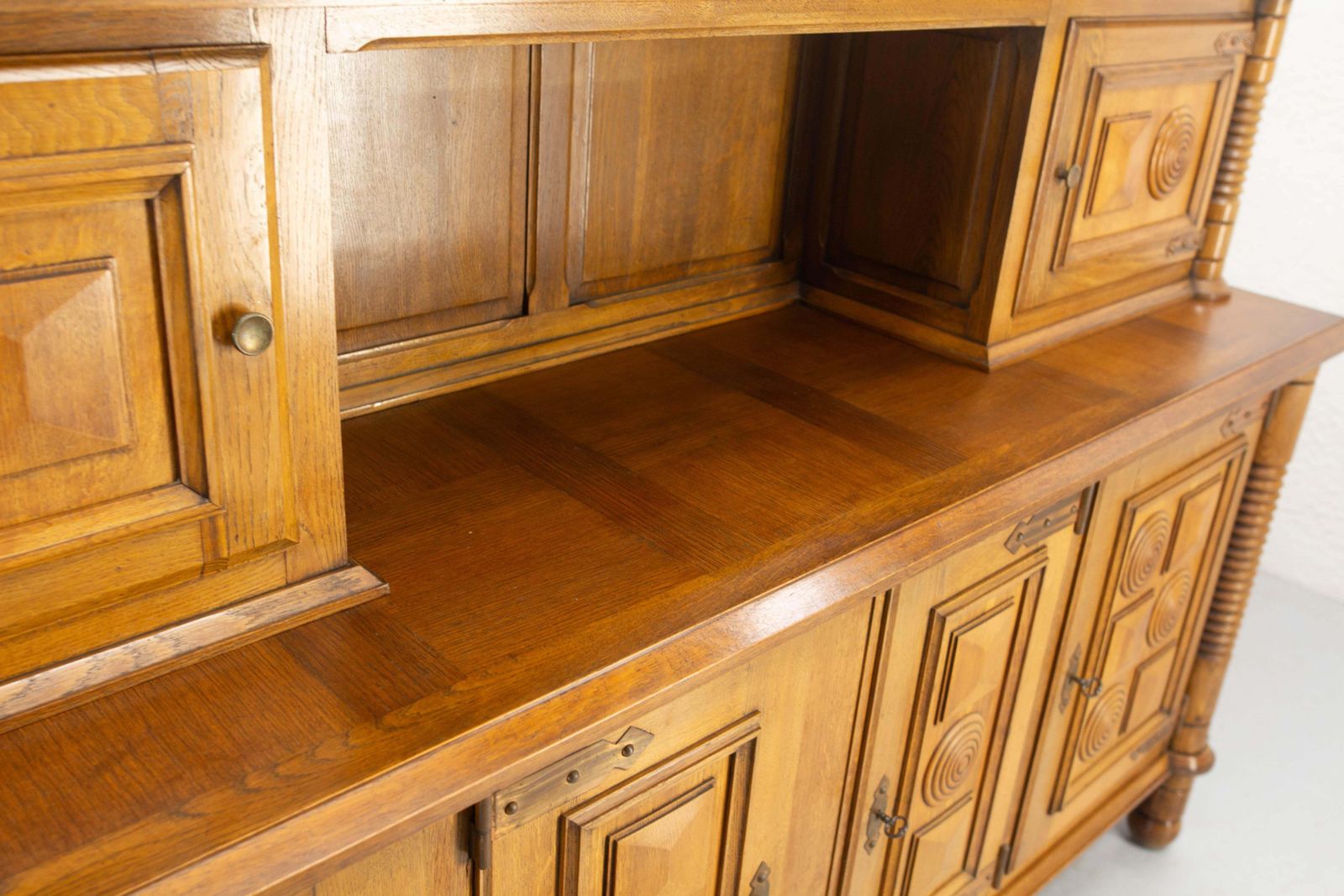 photo buy Frans Dudouyt Deux Corps Buffet in eiken en koper, midden 19e eeuw