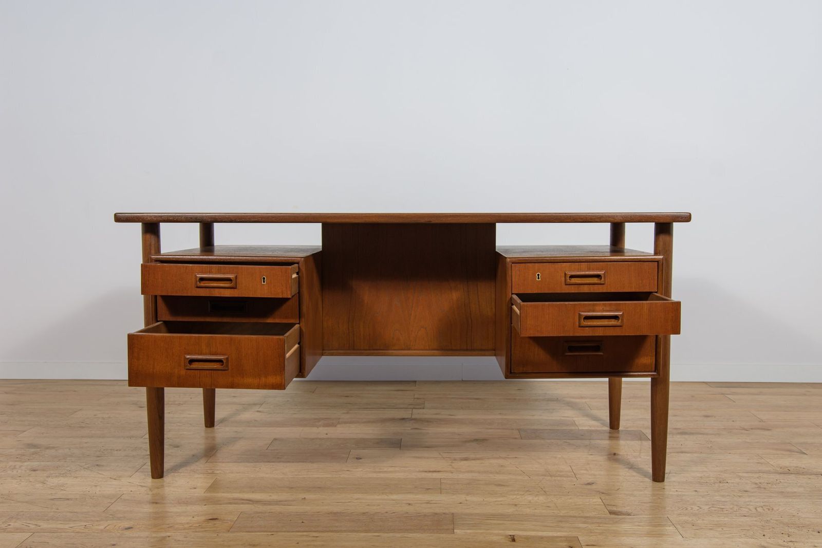 photo vinterior Mid Century Freestanding Teak Desk By Arne Vodder For Sibast, 1960s
