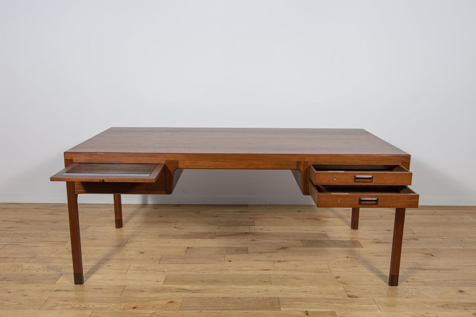 Mid Century Teak Desk By Ejner Larsen & Aksel Bender Madsen For Willy Beck, Denmark, 1950s photo vintage