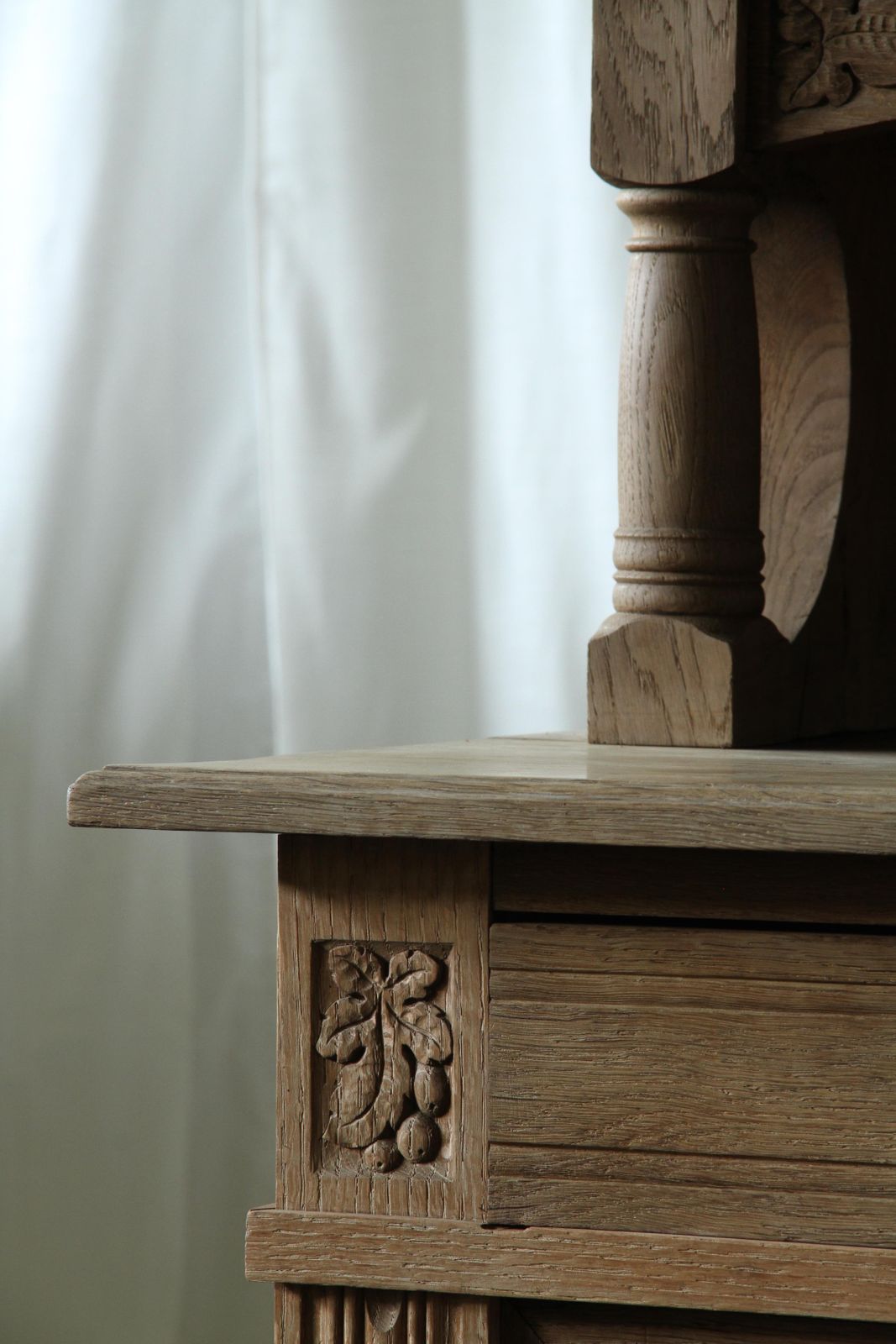 photo vintage Vintage Danish Oak Buffet Cabinet With Crystal Glass Doors, Farmhouse, 1850s