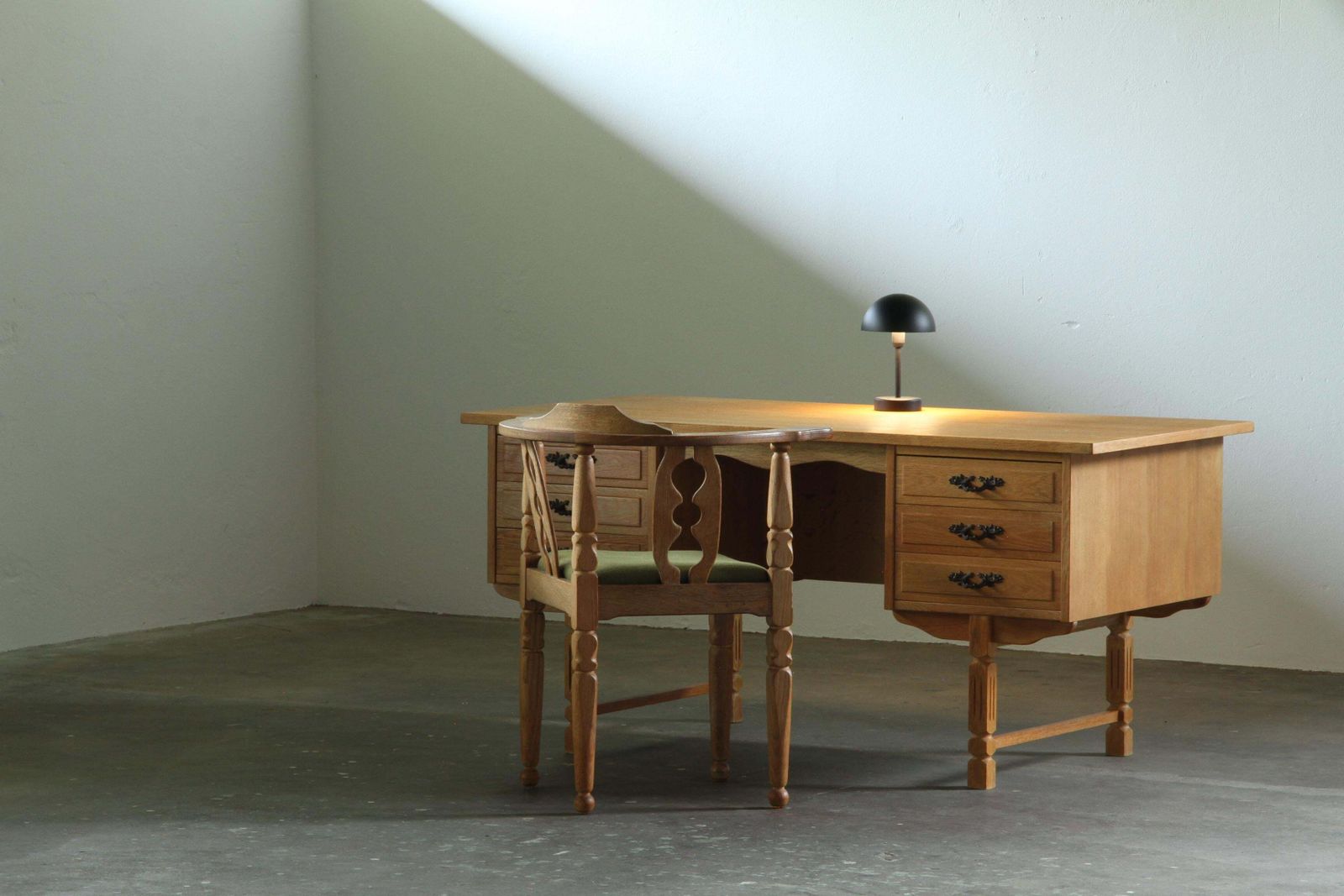 photo vinterior Vintage Mid Century Brutalist Danmark Oak Desk, Style Of Henning Kjærnulf