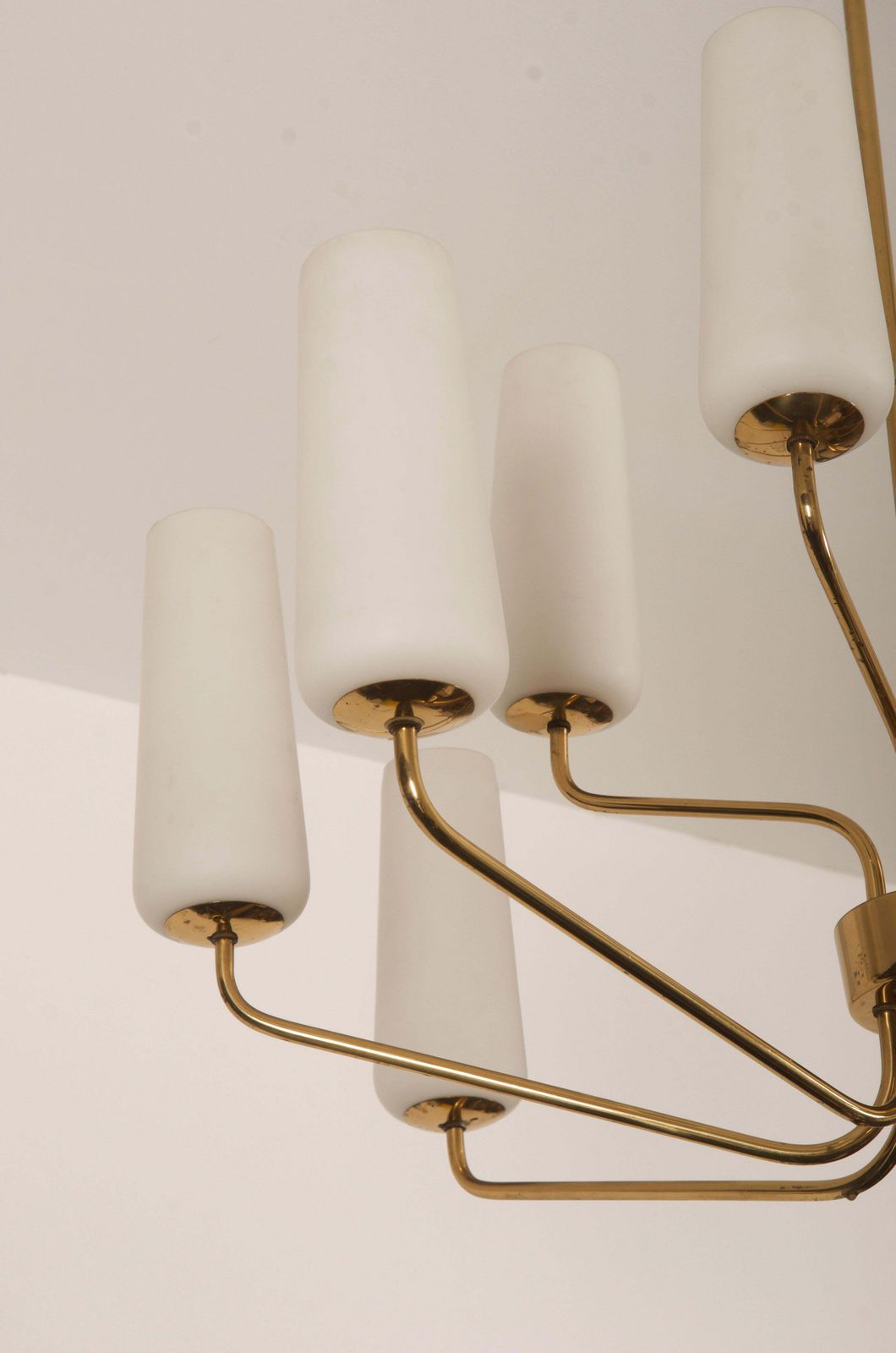 photo furniture Grote zeldzame mid-century messing en opaalglaze hanglamp van Rupert Nikoll