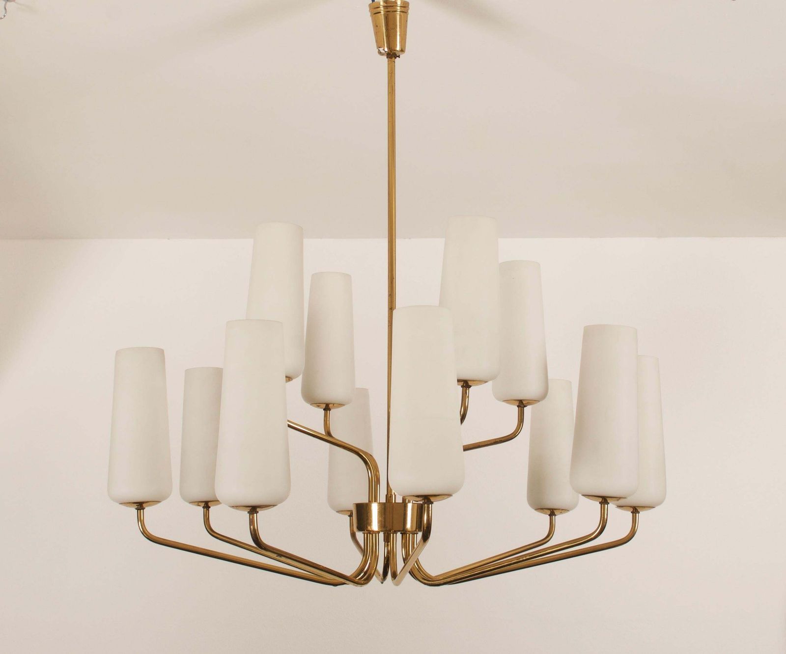 photo vinterior Grote zeldzame mid-century messing en opaalglaze hanglamp van Rupert Nikoll