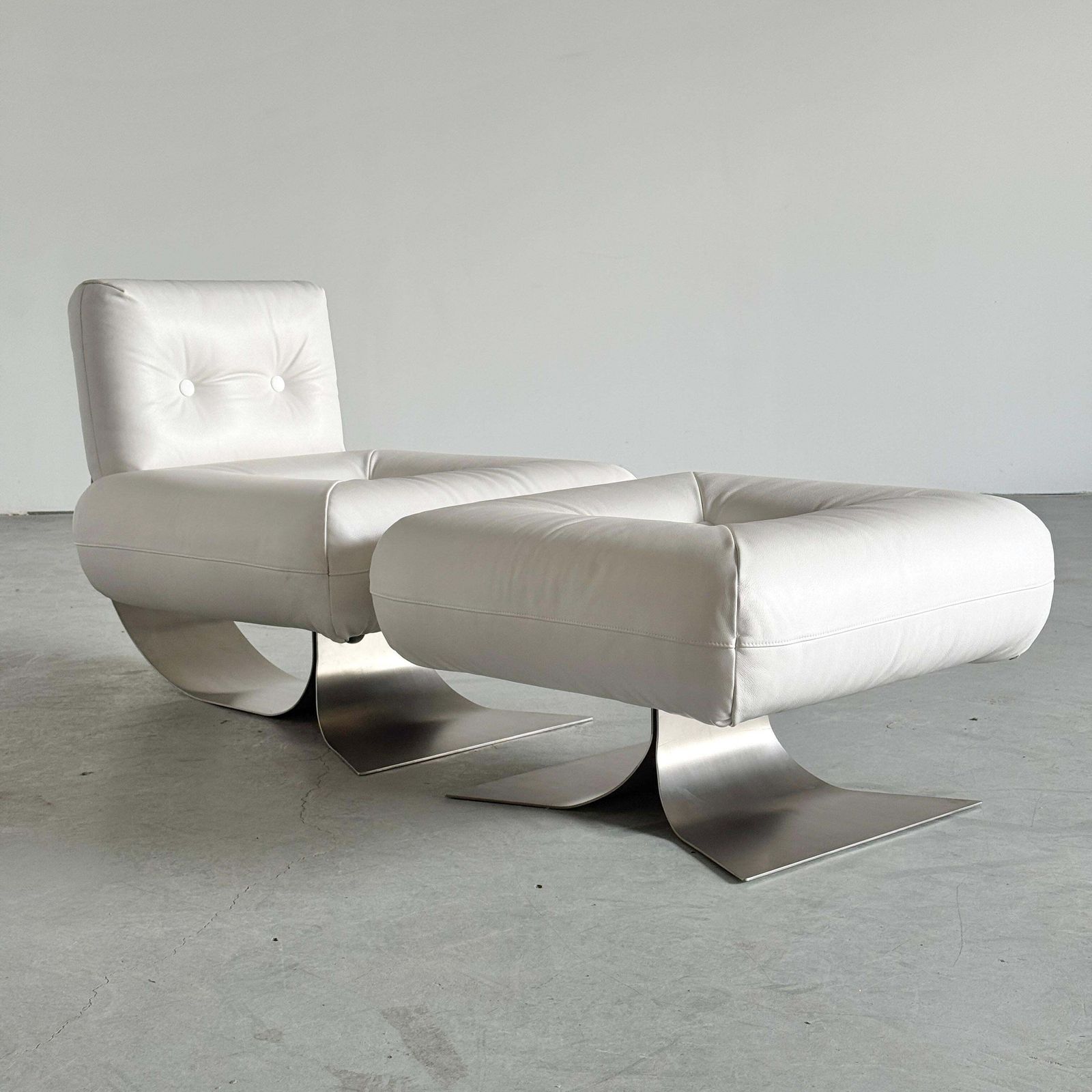 Oscar Niemeyer ‘Alta’ Lounge Chair & Ottoman photo furniture